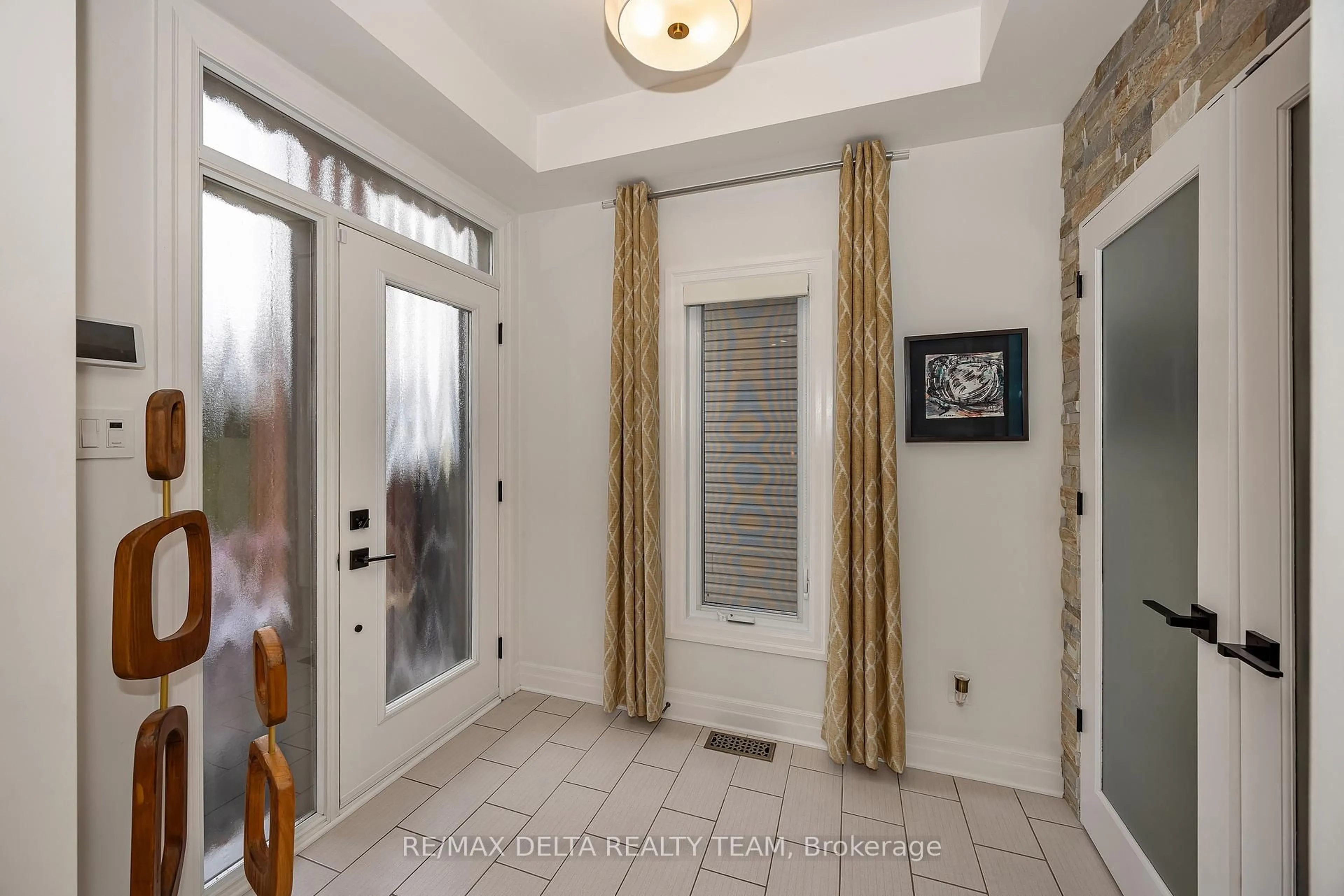 Indoor entryway for 548 Emerald St, Clarence-Rockland Ontario K4K 0C1