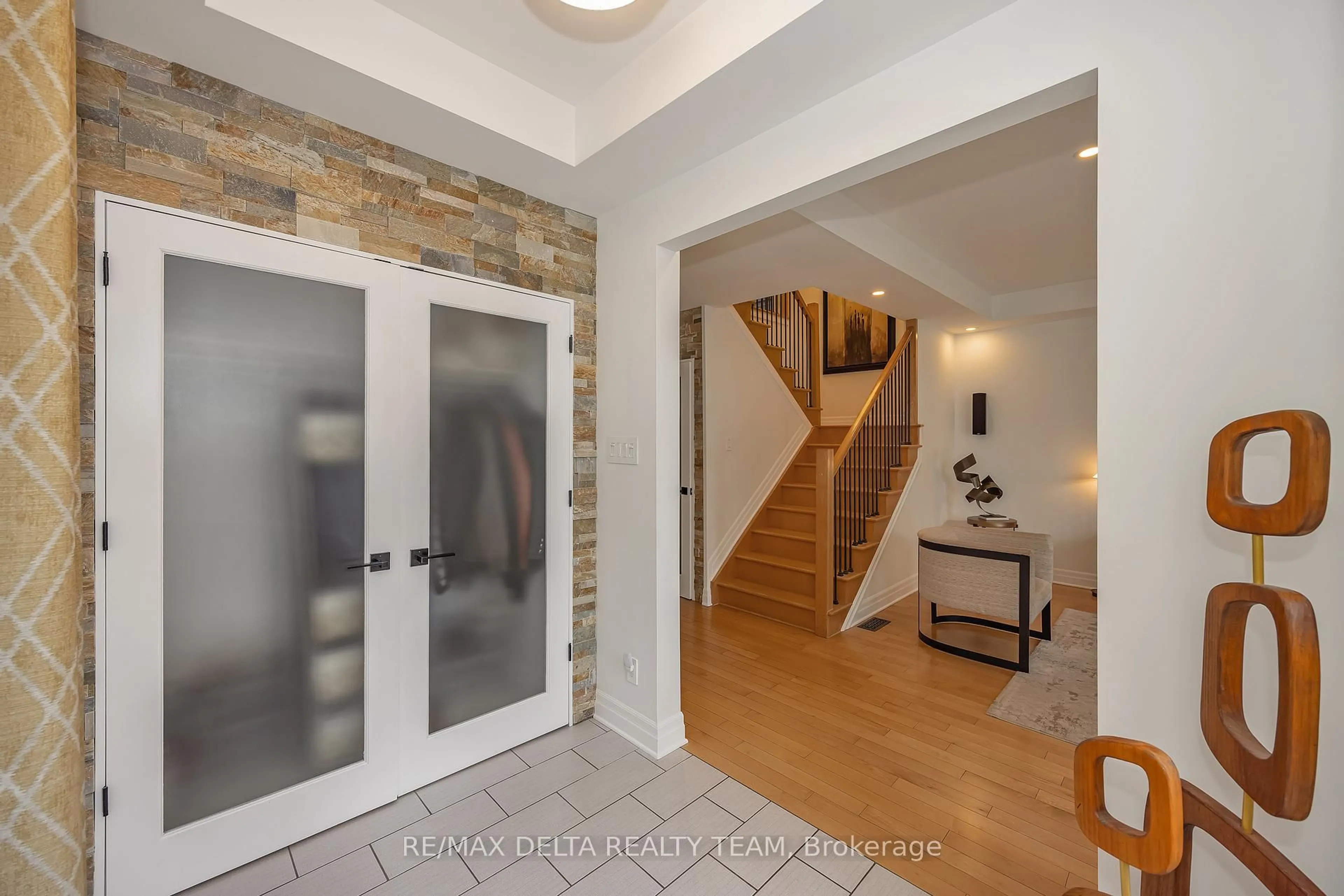 Indoor entryway for 548 Emerald St, Clarence-Rockland Ontario K4K 0C1