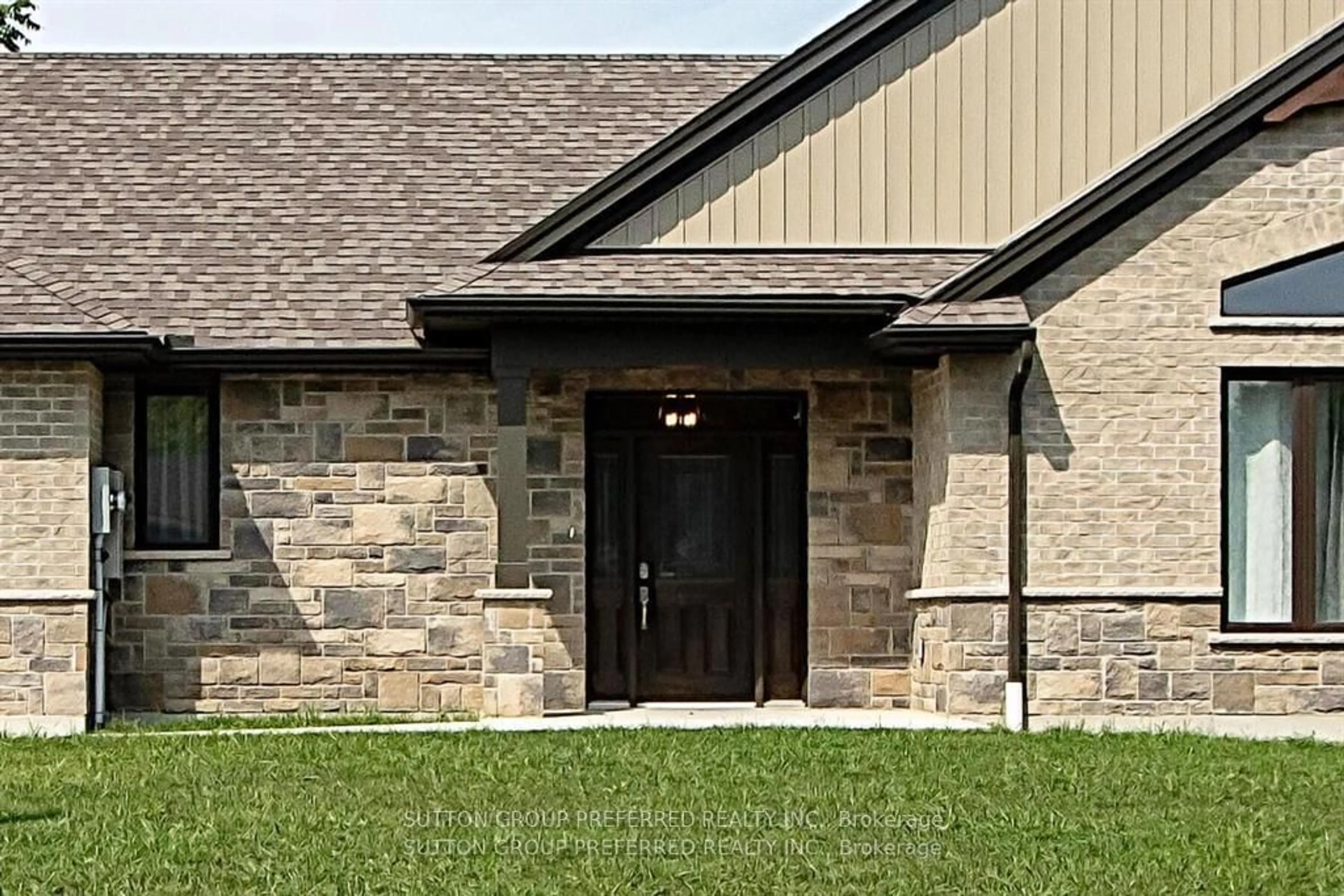 Home with vinyl exterior material, building for 114 Barons Crt, Central Elgin Ontario N0L 1B0