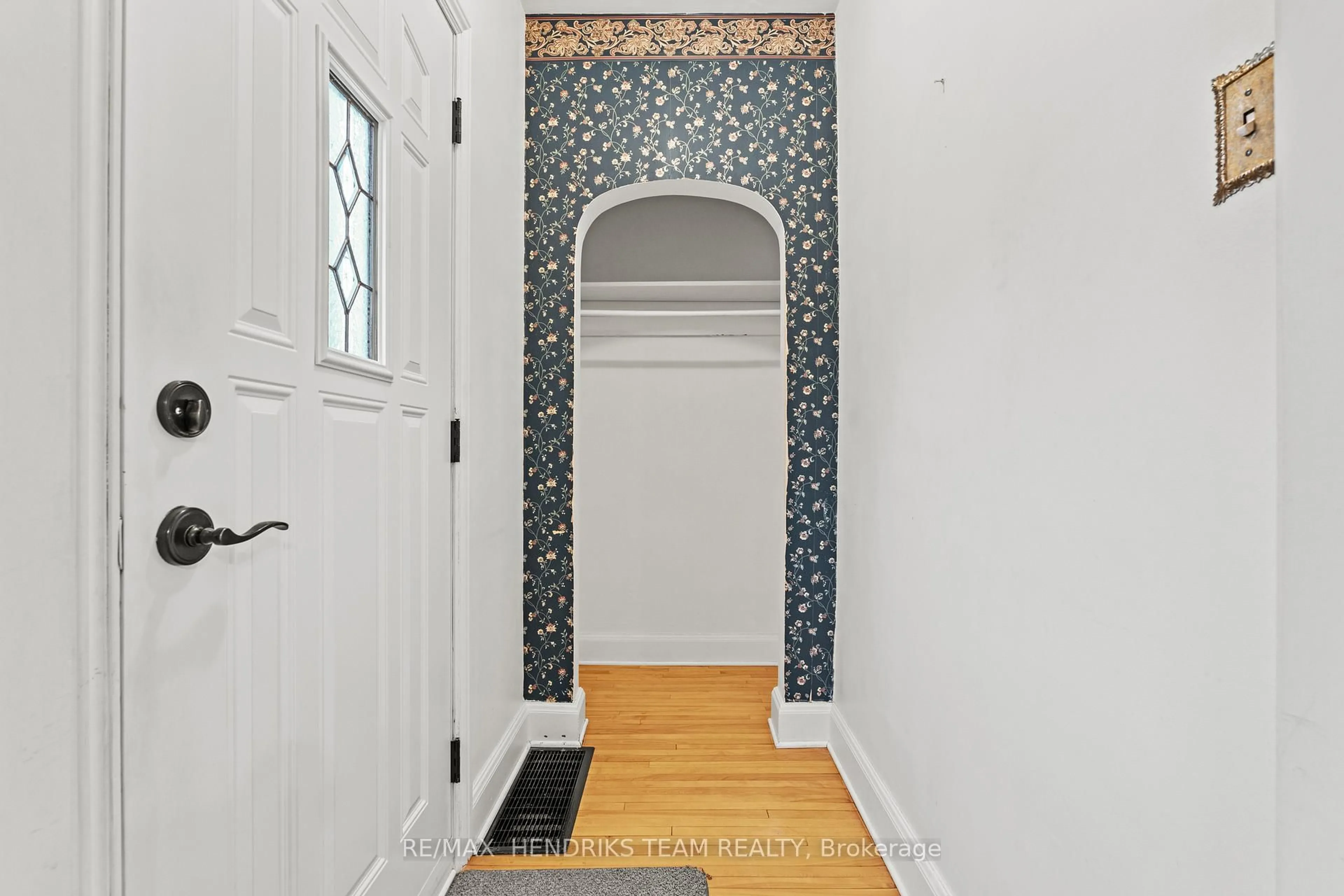 Indoor entryway for 27 Lorne St, St. Catharines Ontario L2P 3C6