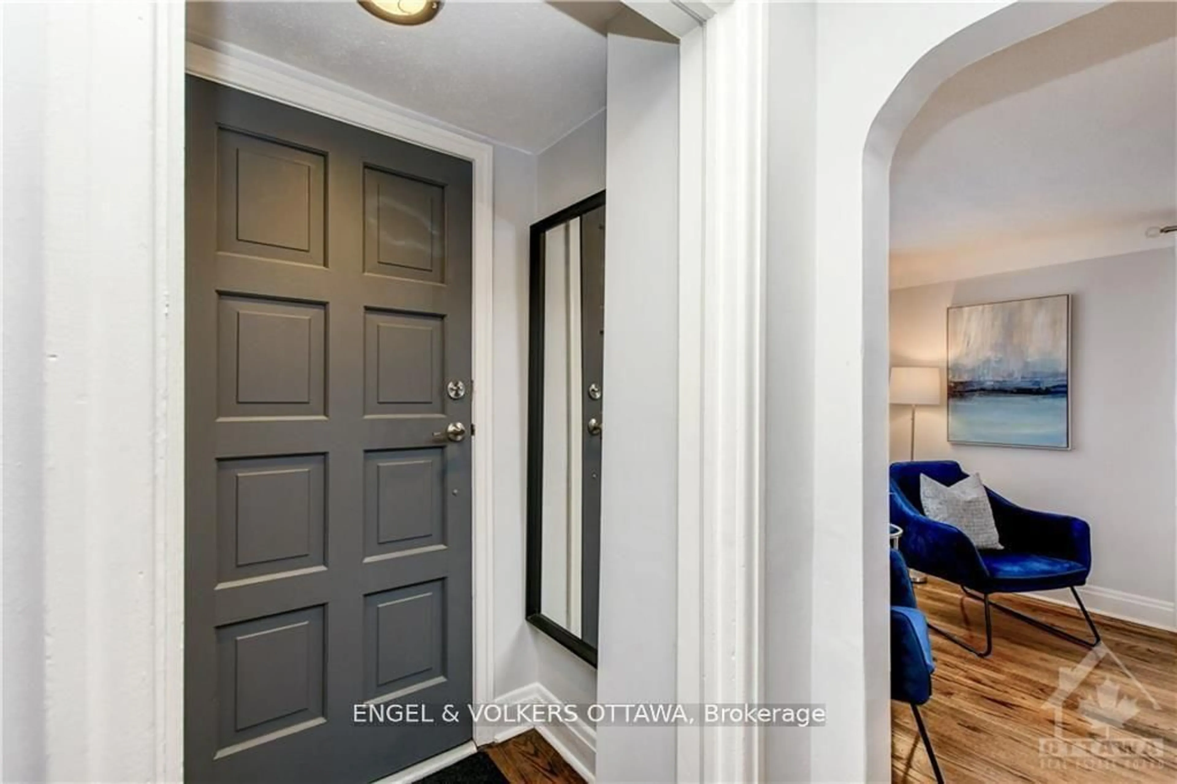 Indoor entryway for 317 SUMMIT Ave, Ottawa Ontario K1H 5Z9