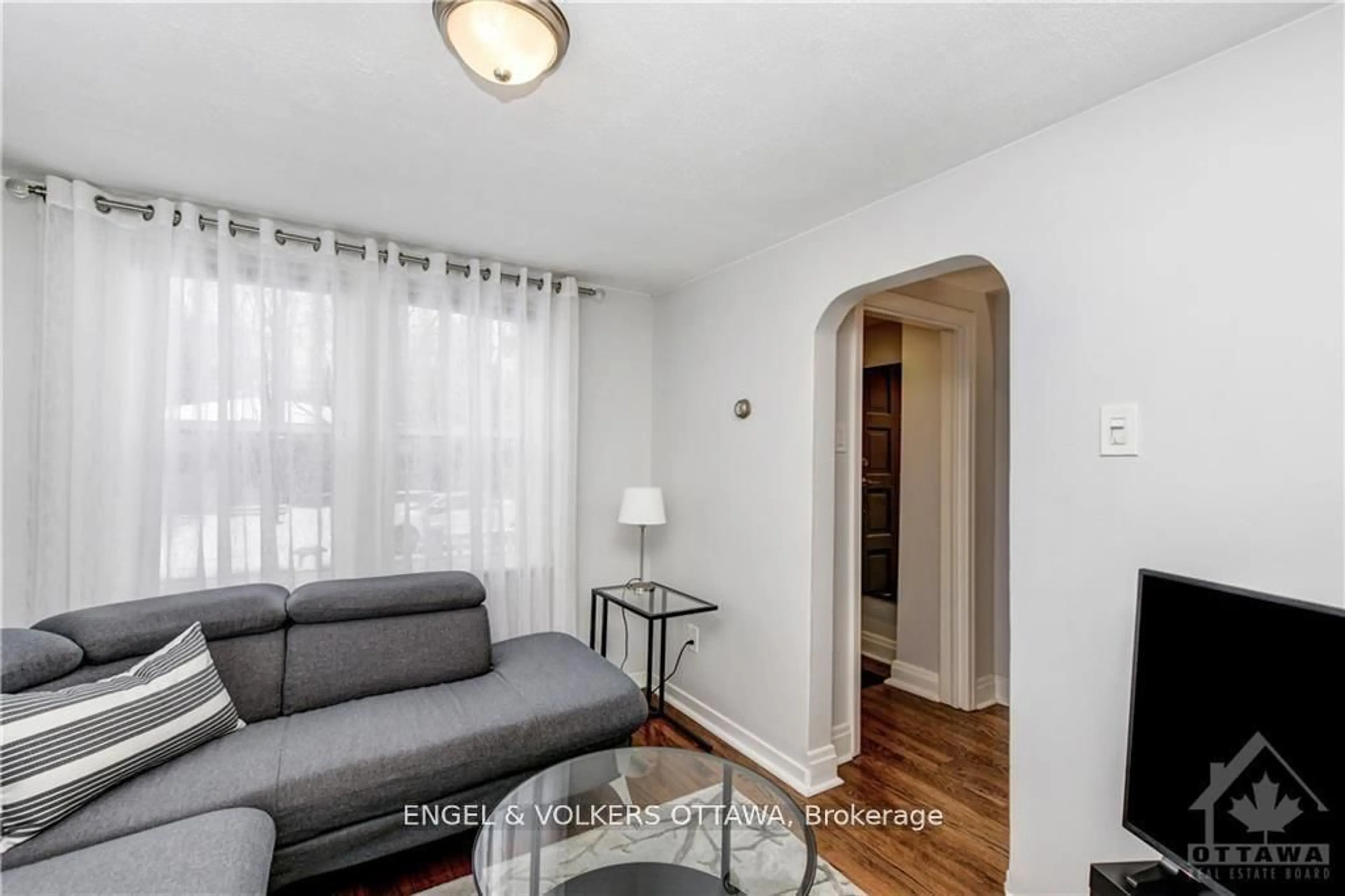 Living room with furniture, unknown for 317 SUMMIT Ave, Ottawa Ontario K1H 5Z9