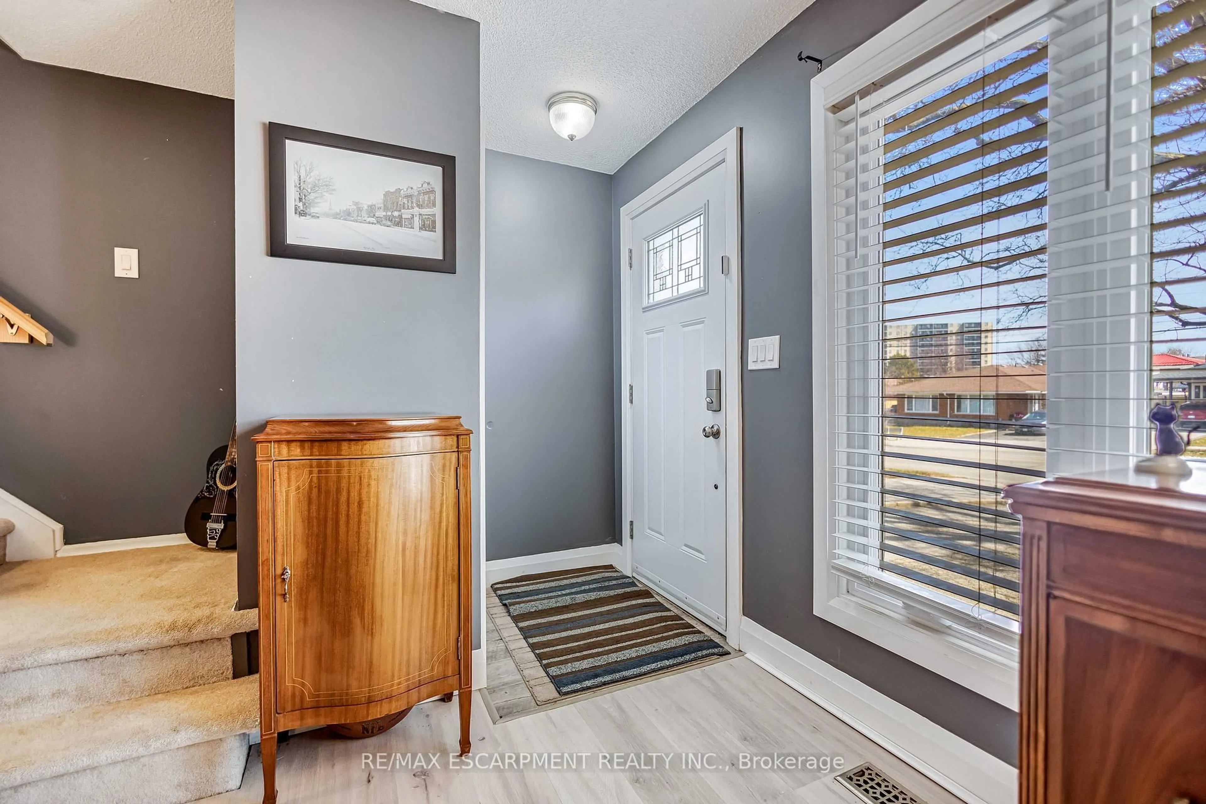 Indoor entryway for 280 Quigley St, Hamilton Ontario L8K 5N1