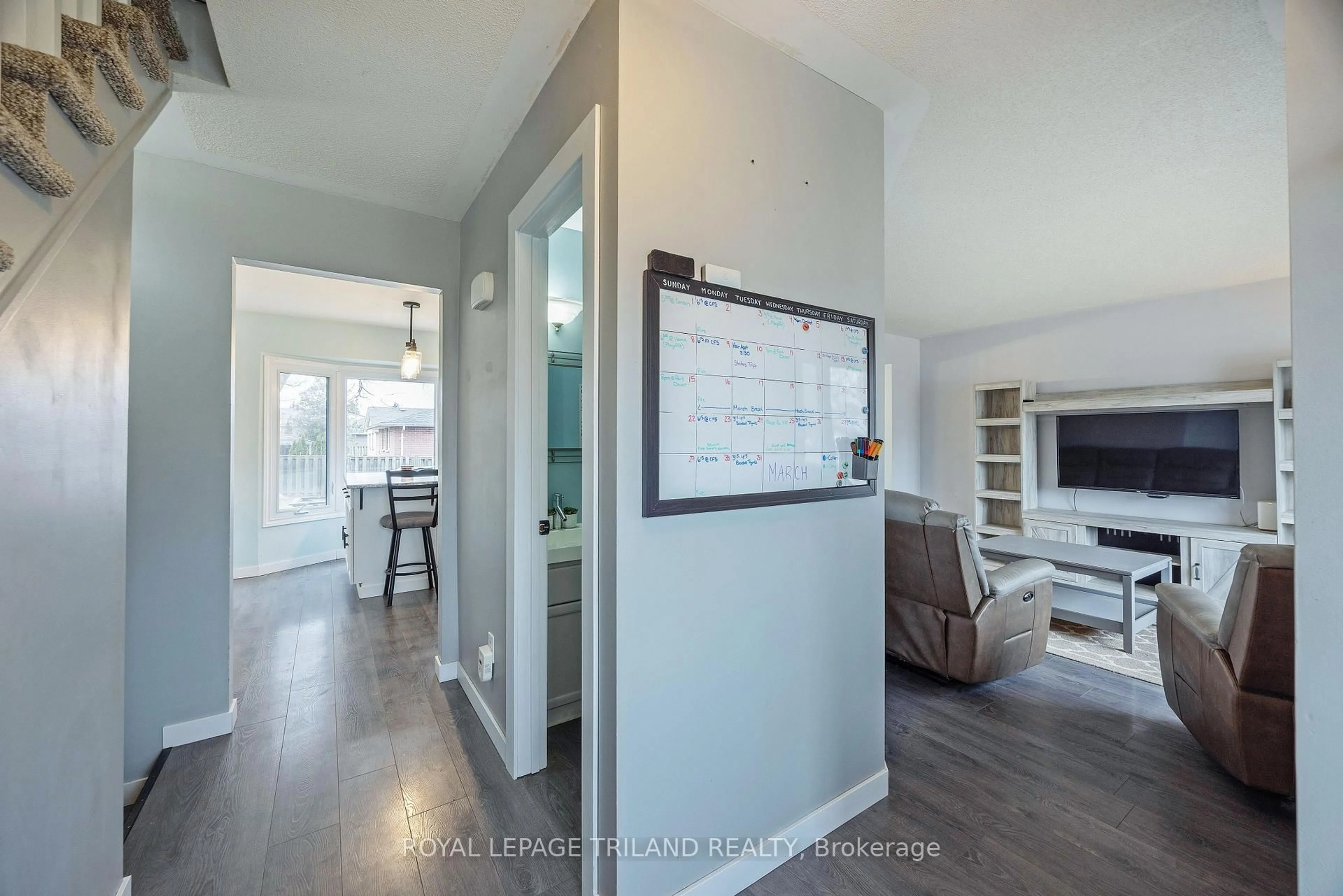 Indoor entryway for 24 Farmington Dr, St. Thomas Ontario N5R 5X4