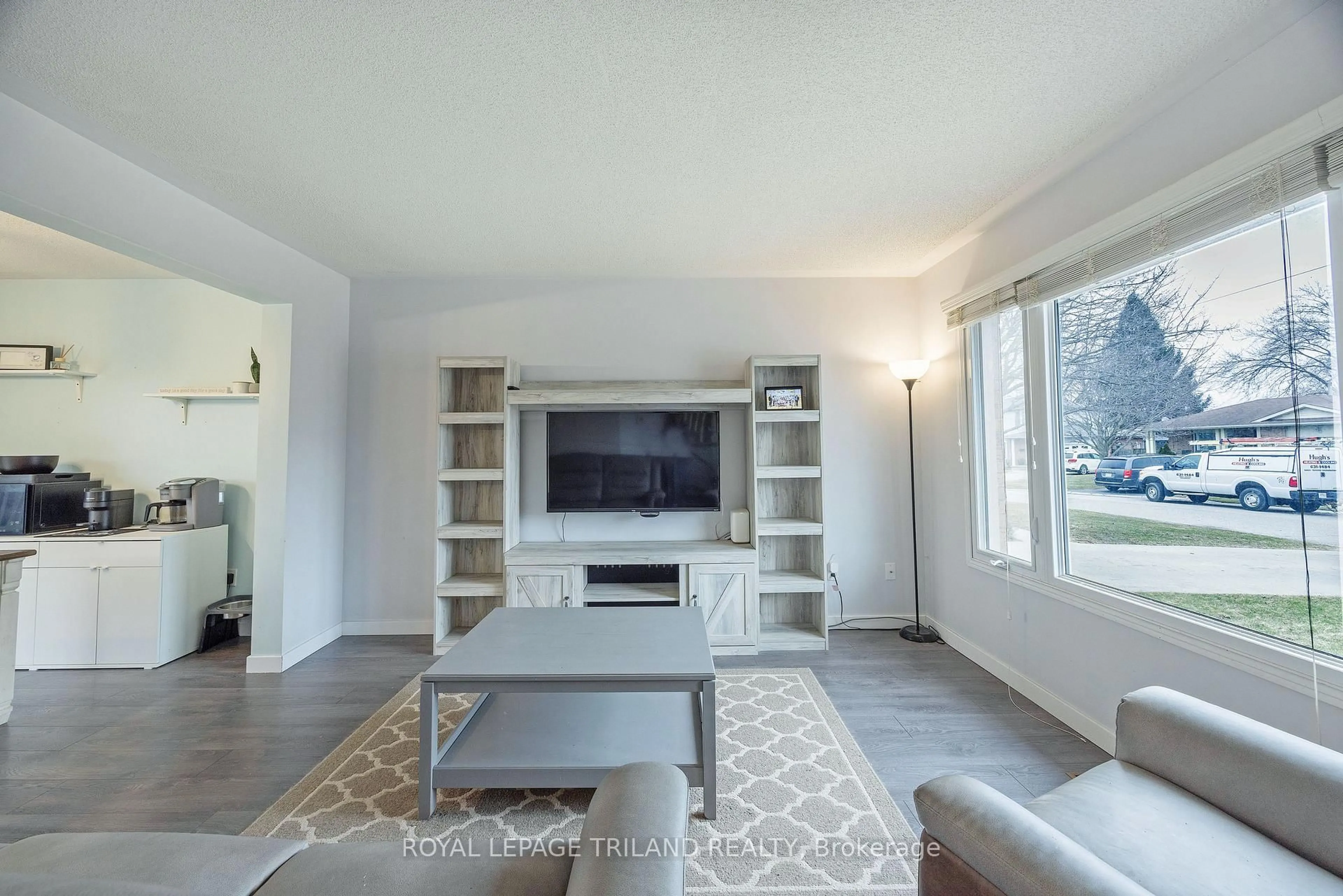 Living room with furniture, unknown for 24 Farmington Dr, St. Thomas Ontario N5R 5X4