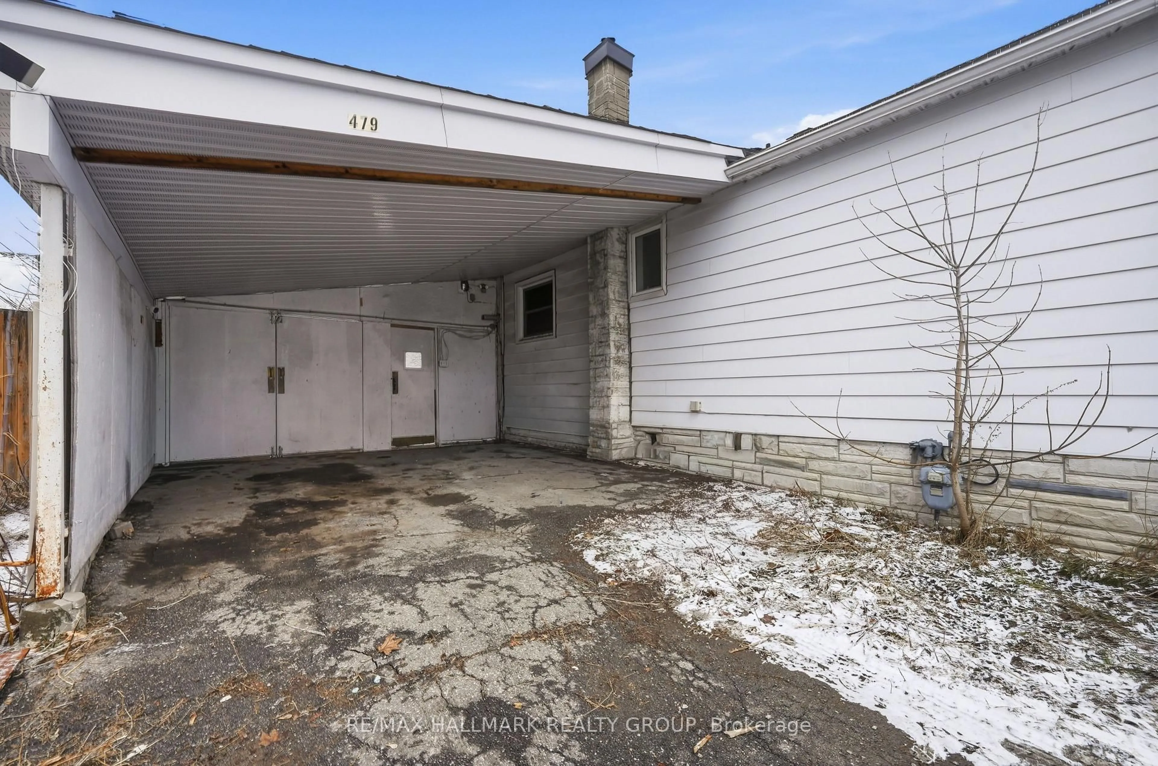 Indoor garage for 479 Newman Ave, Ottawa Ontario K1K 1N8