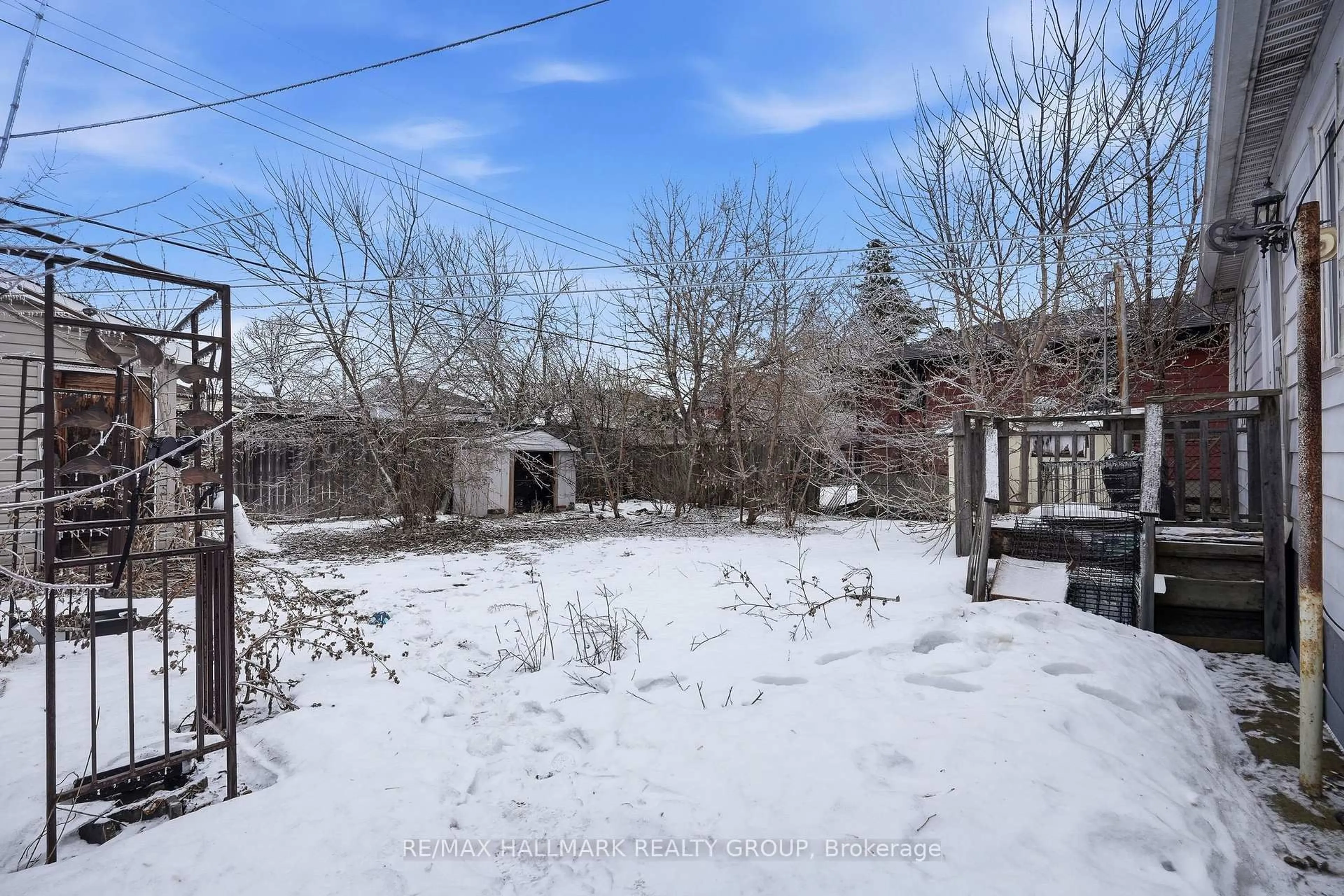 A pic from outside/outdoor area/front of a property/back of a property/a pic from drone, unknown for 479 Newman Ave, Ottawa Ontario K1K 1N8