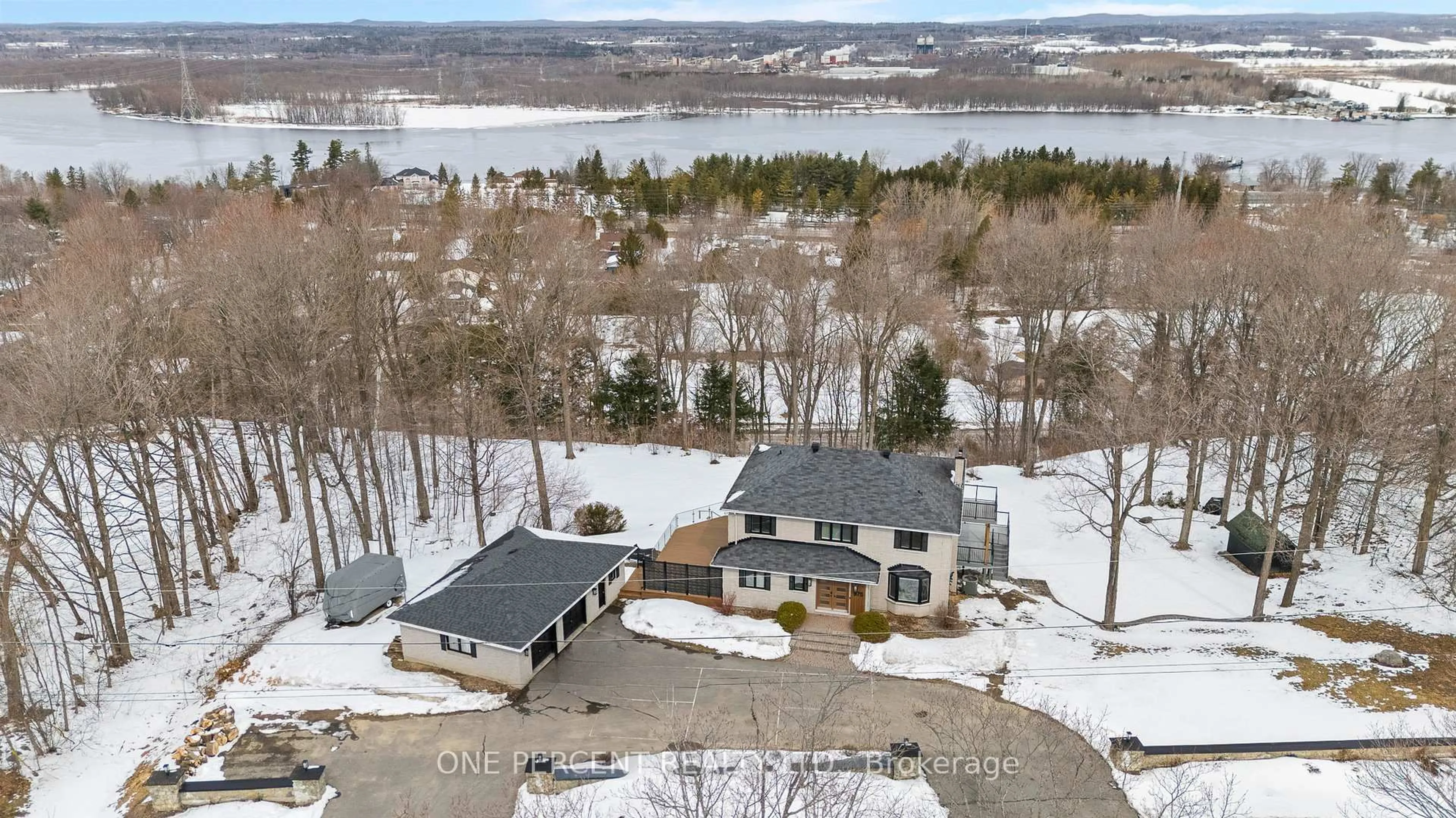 A pic from outside/outdoor area/front of a property/back of a property/a pic from drone, water/lake/river/ocean view for 975 Fieldown St, Ottawa Ontario K4C 1B9