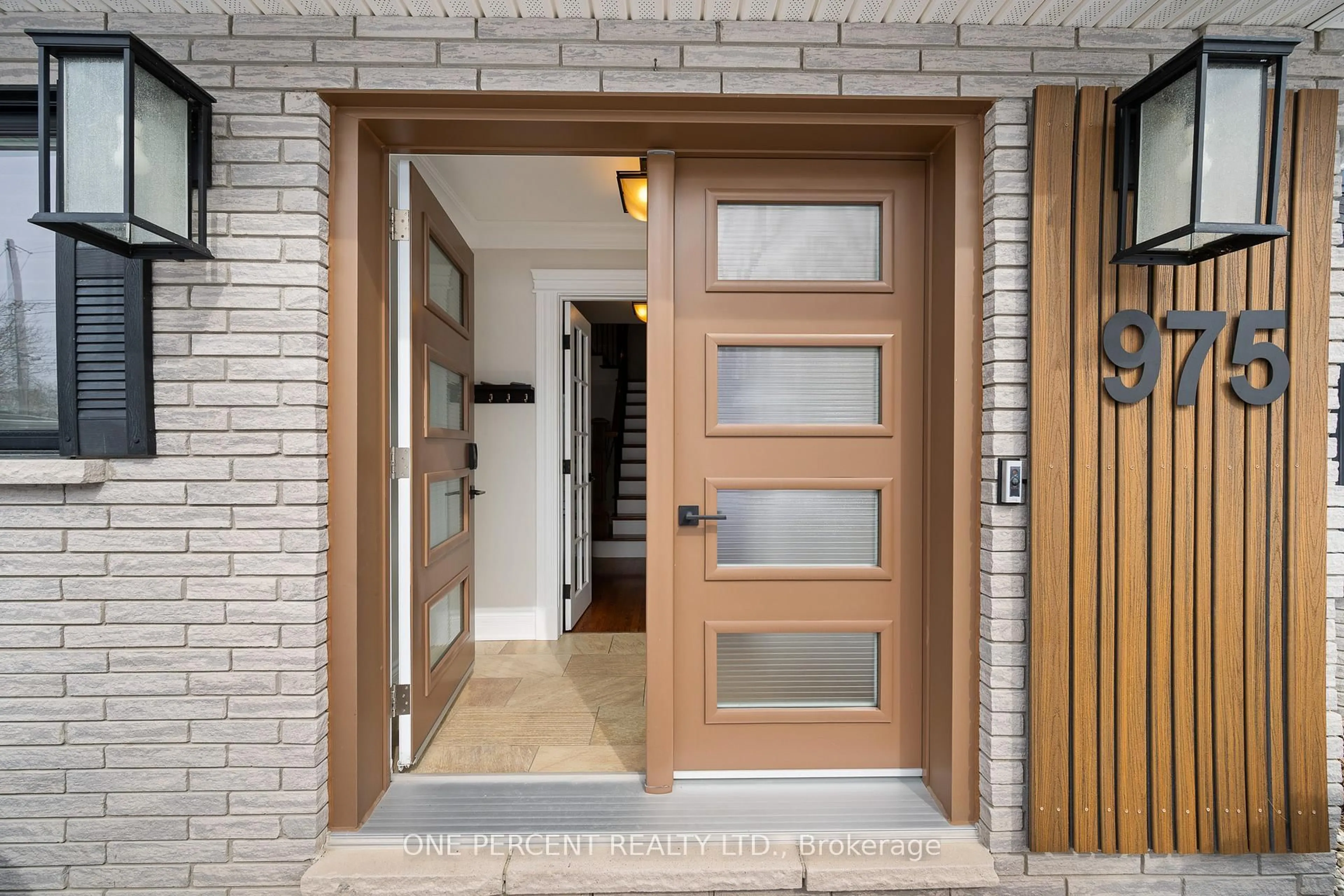 Indoor entryway for 975 Fieldown St, Ottawa Ontario K4C 1B9