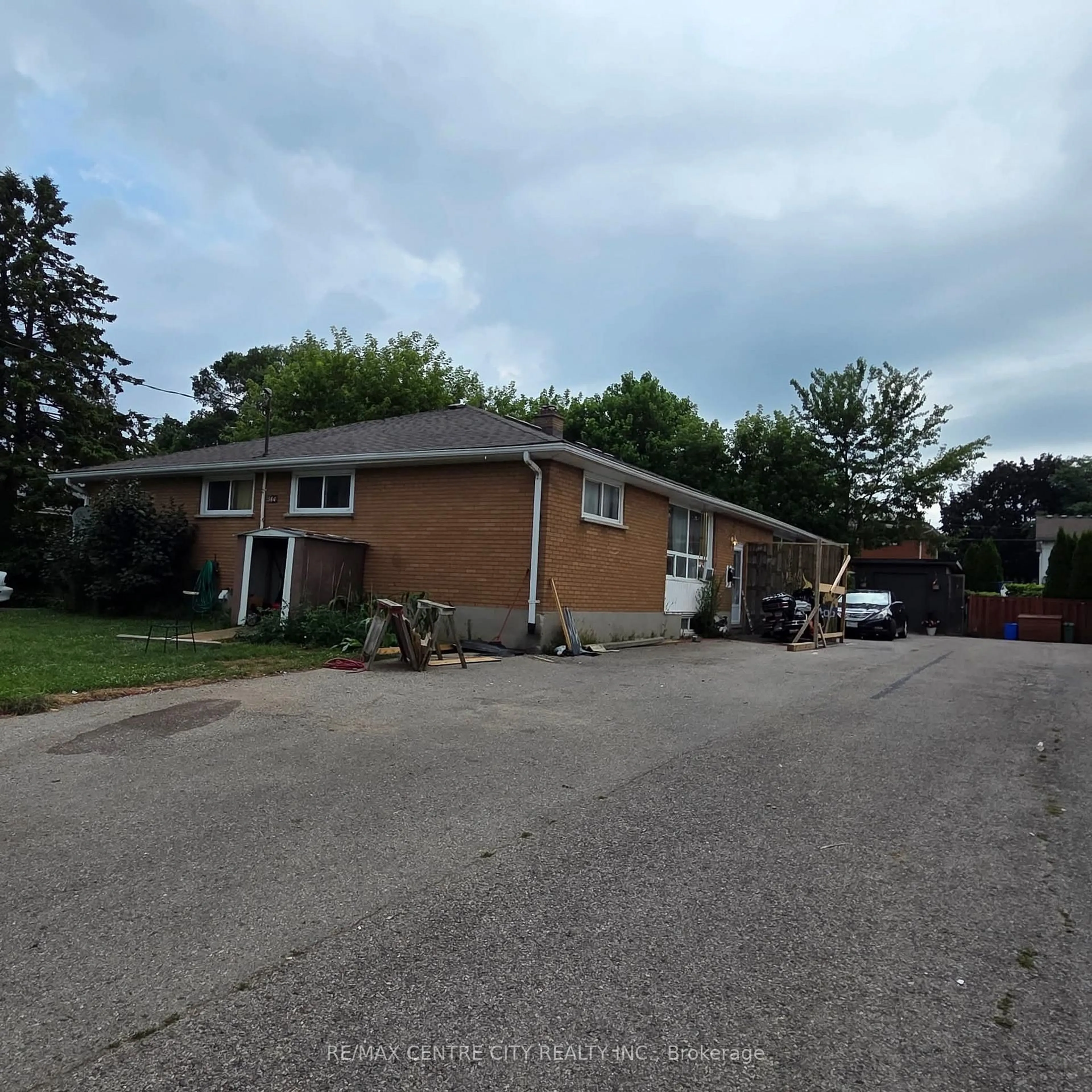 A pic from outside/outdoor area/front of a property/back of a property/a pic from drone, street for 360 Stratton Dr, London East Ontario N5W 4Z7
