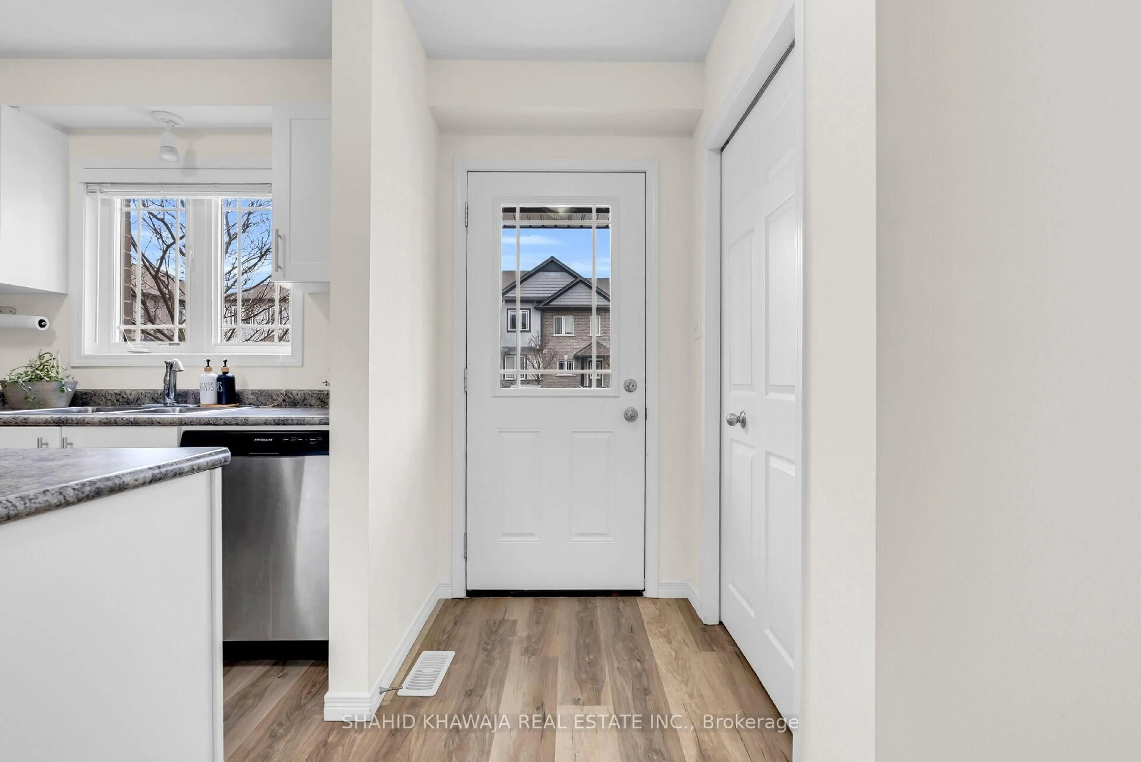 Indoor entryway for 350 Dundas St #29, Cambridge Ontario N1R 5S2