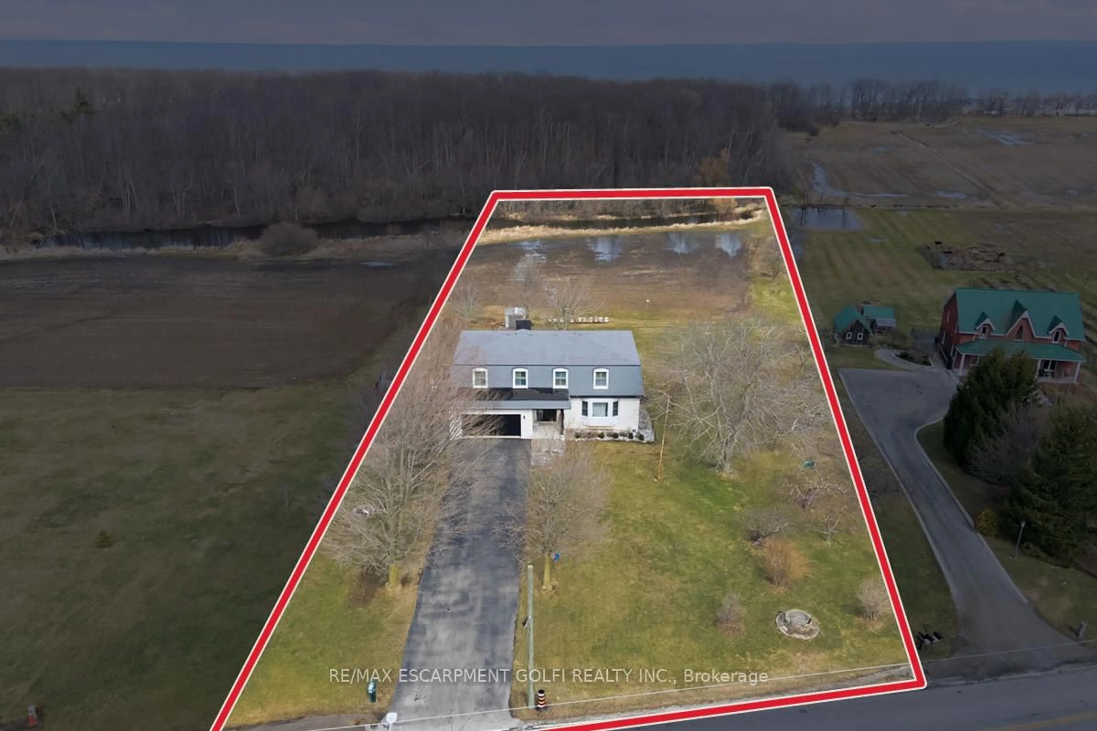 A pic from outside/outdoor area/front of a property/back of a property/a pic from drone, building for 296 Ridge Rd, Grimsby Ontario L3M 4E7