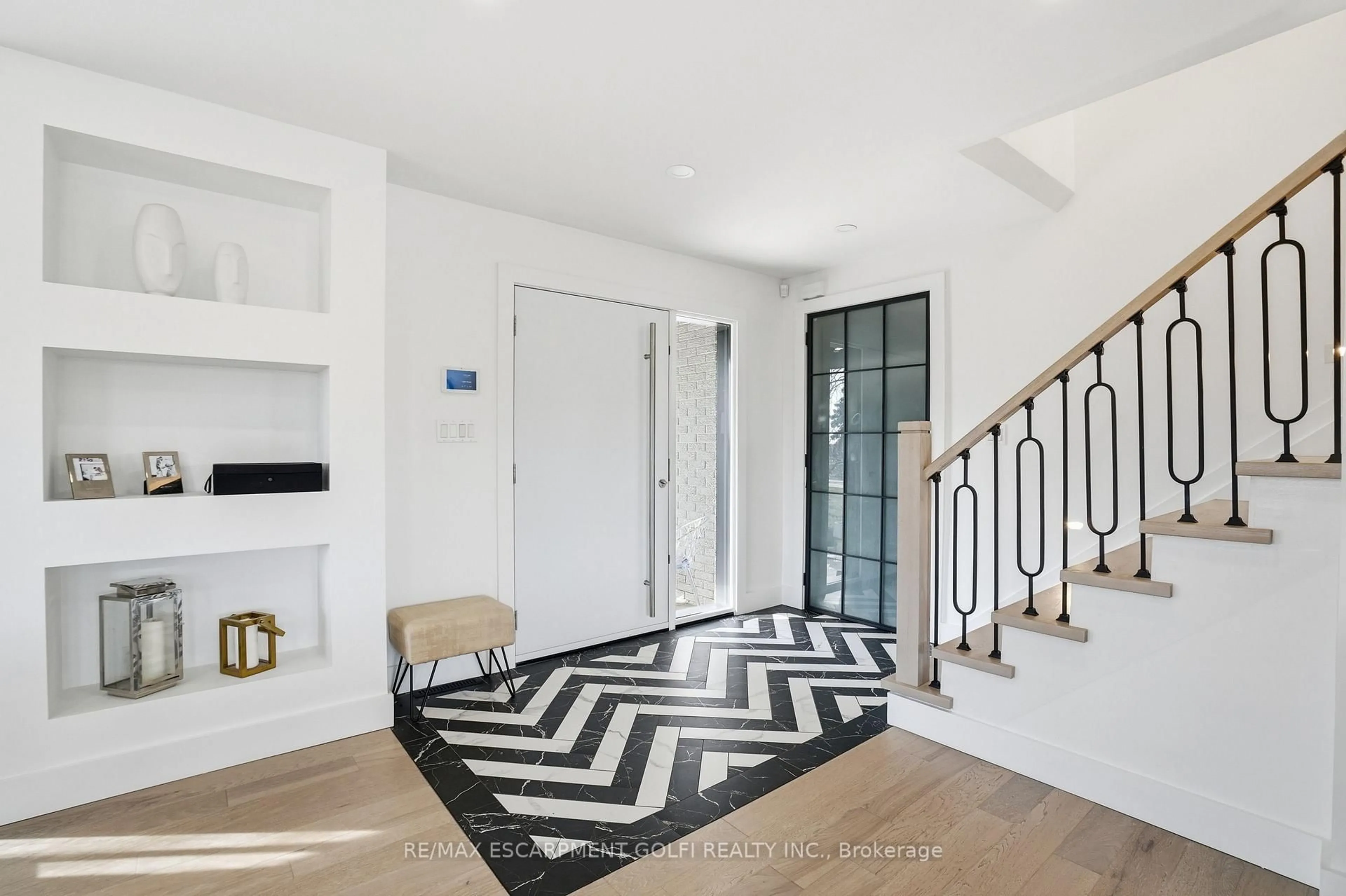 Indoor entryway for 296 Ridge Rd, Grimsby Ontario L3M 4E7