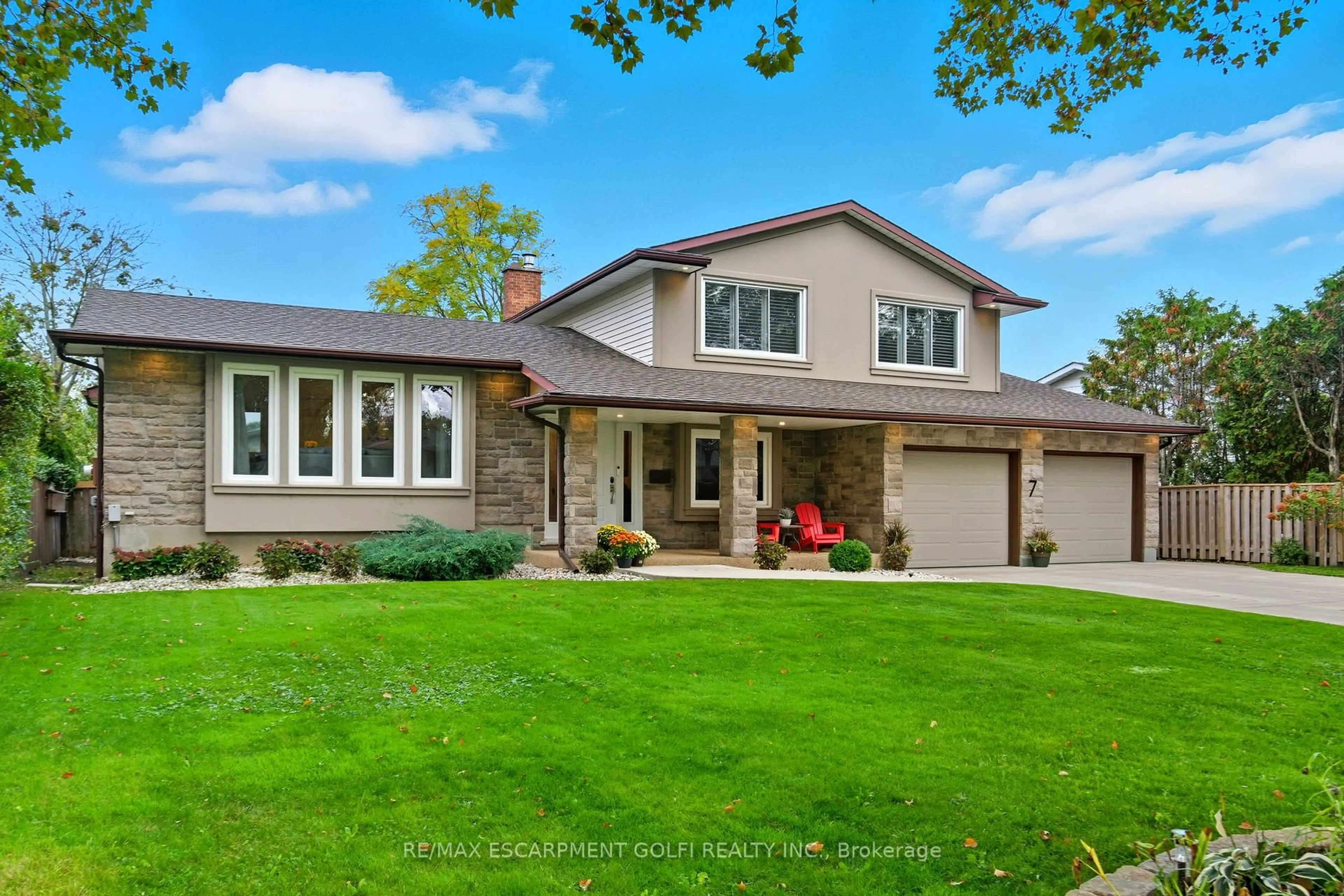 Home with vinyl exterior material, street for 7 Kenmore Cres, St. Catharines Ontario L2N 4S4