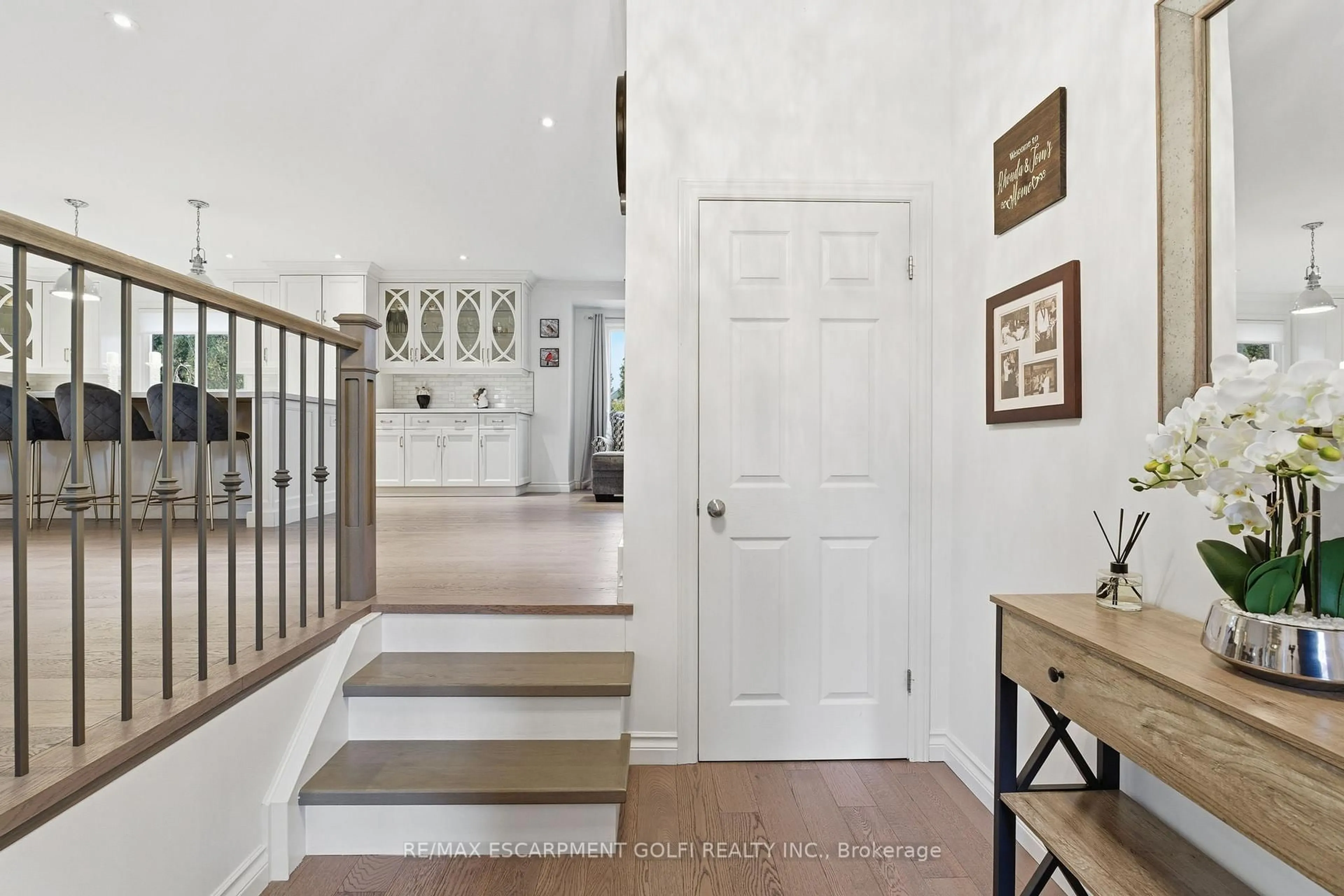 Indoor entryway for 7 Kenmore Cres, St. Catharines Ontario L2N 4S4