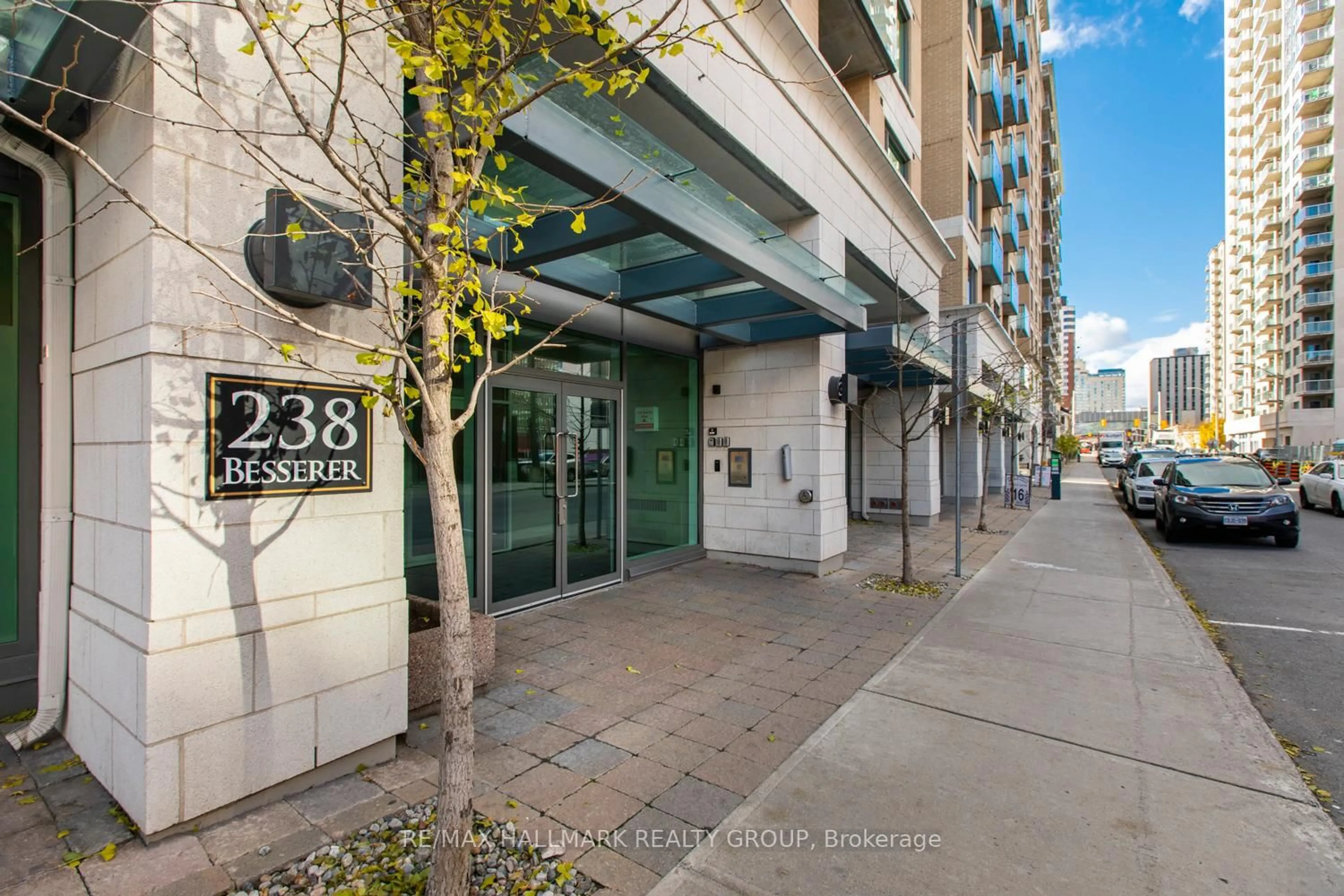 Indoor foyer for 238 BESSERER St #807, Ottawa Ontario K1N 6B1