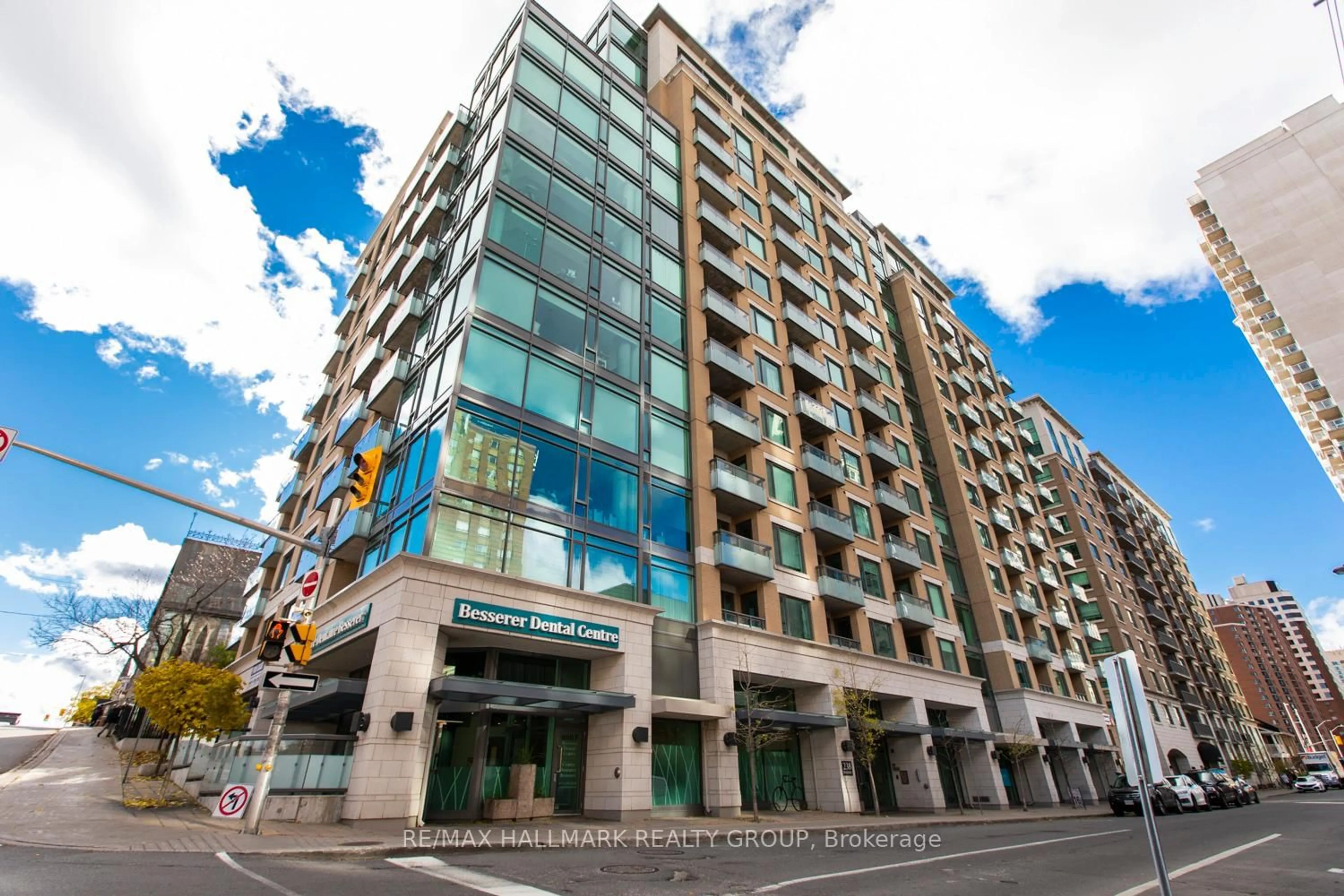 Patio, building for 238 BESSERER St #807, Ottawa Ontario K1N 6B1