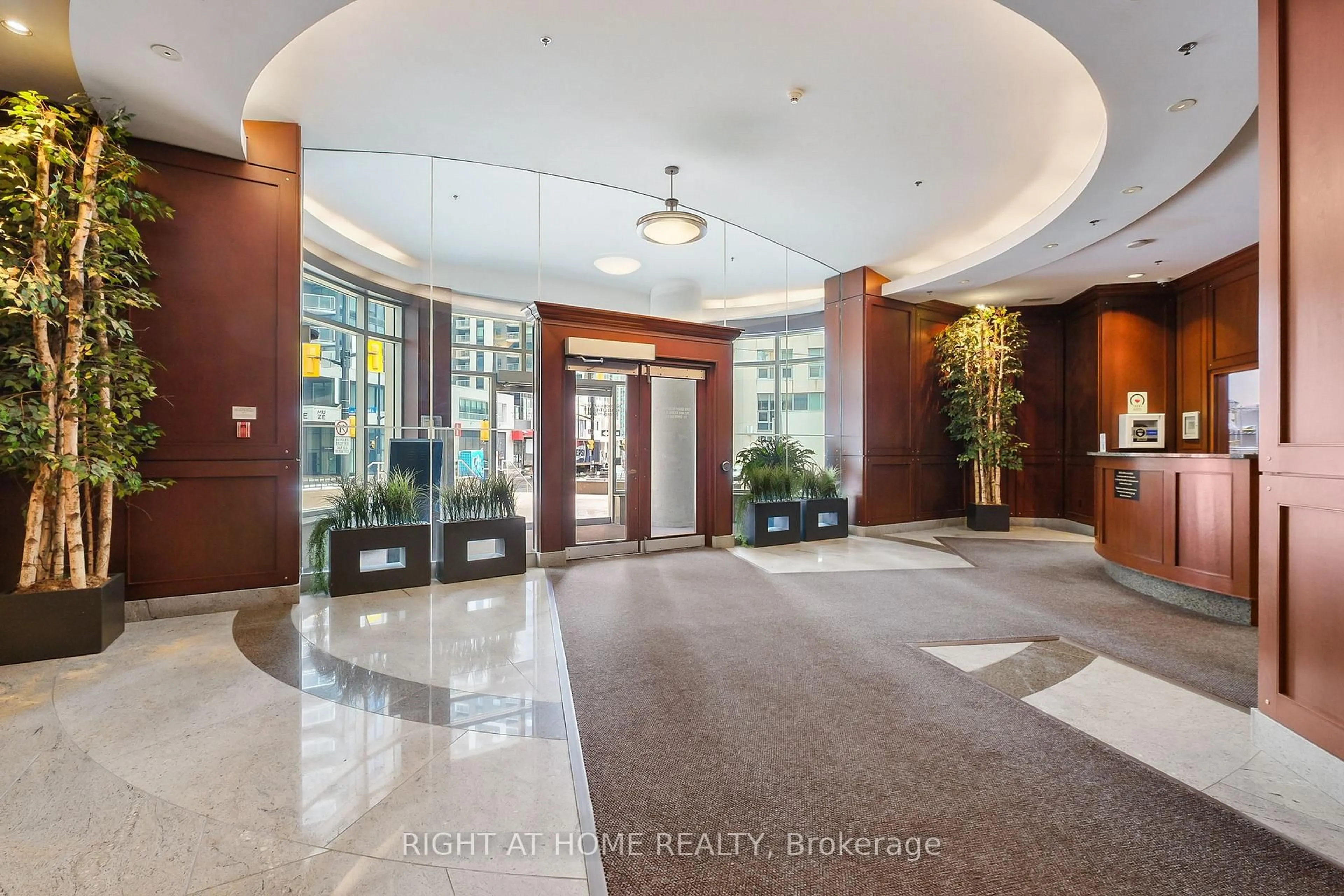 Indoor foyer for 234 Rideau St #2302, Ottawa Ontario K1N 0A9