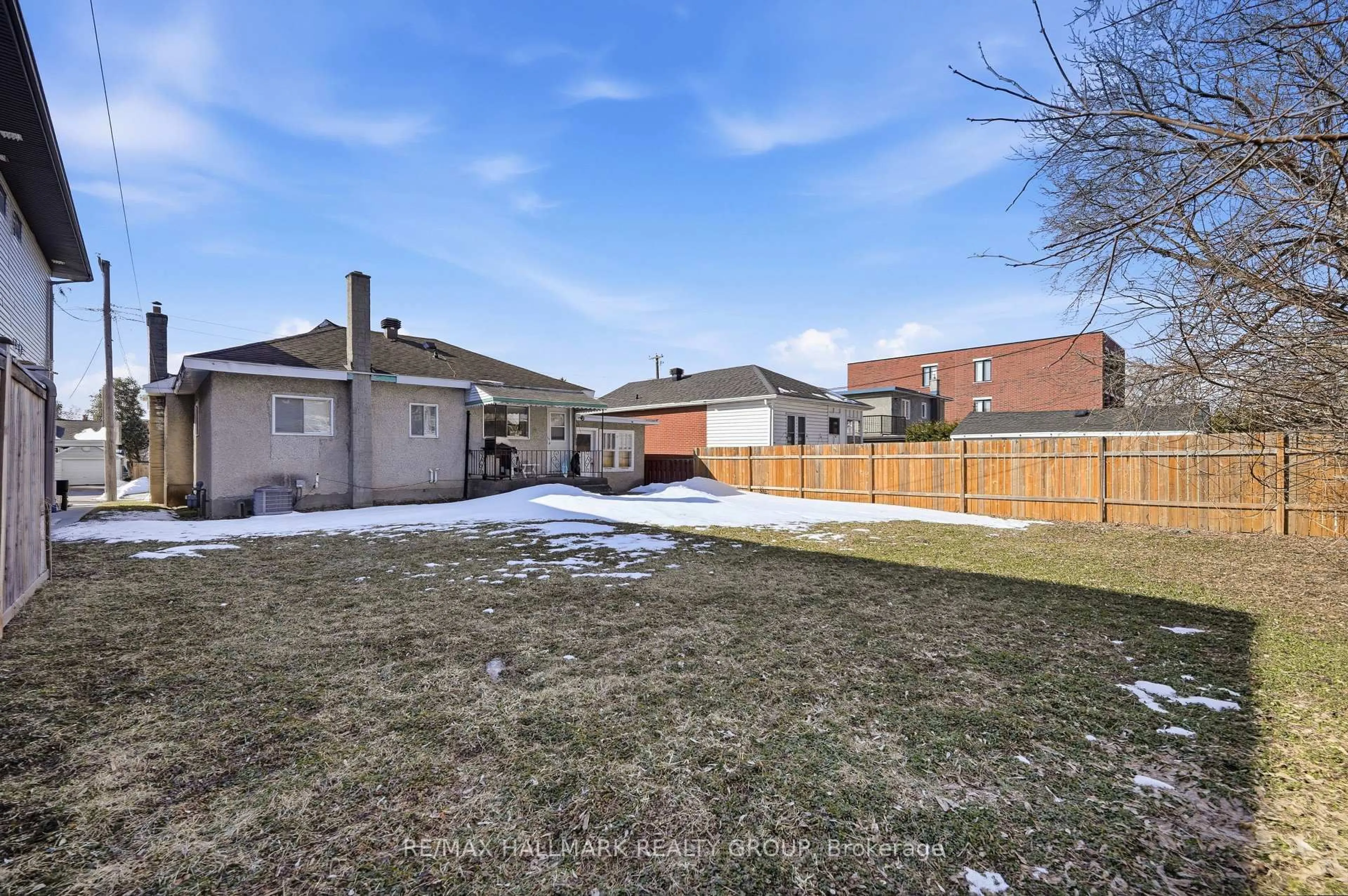 Patio, street for 211 Columbus Ave, Ottawa Ontario K1K 1P7