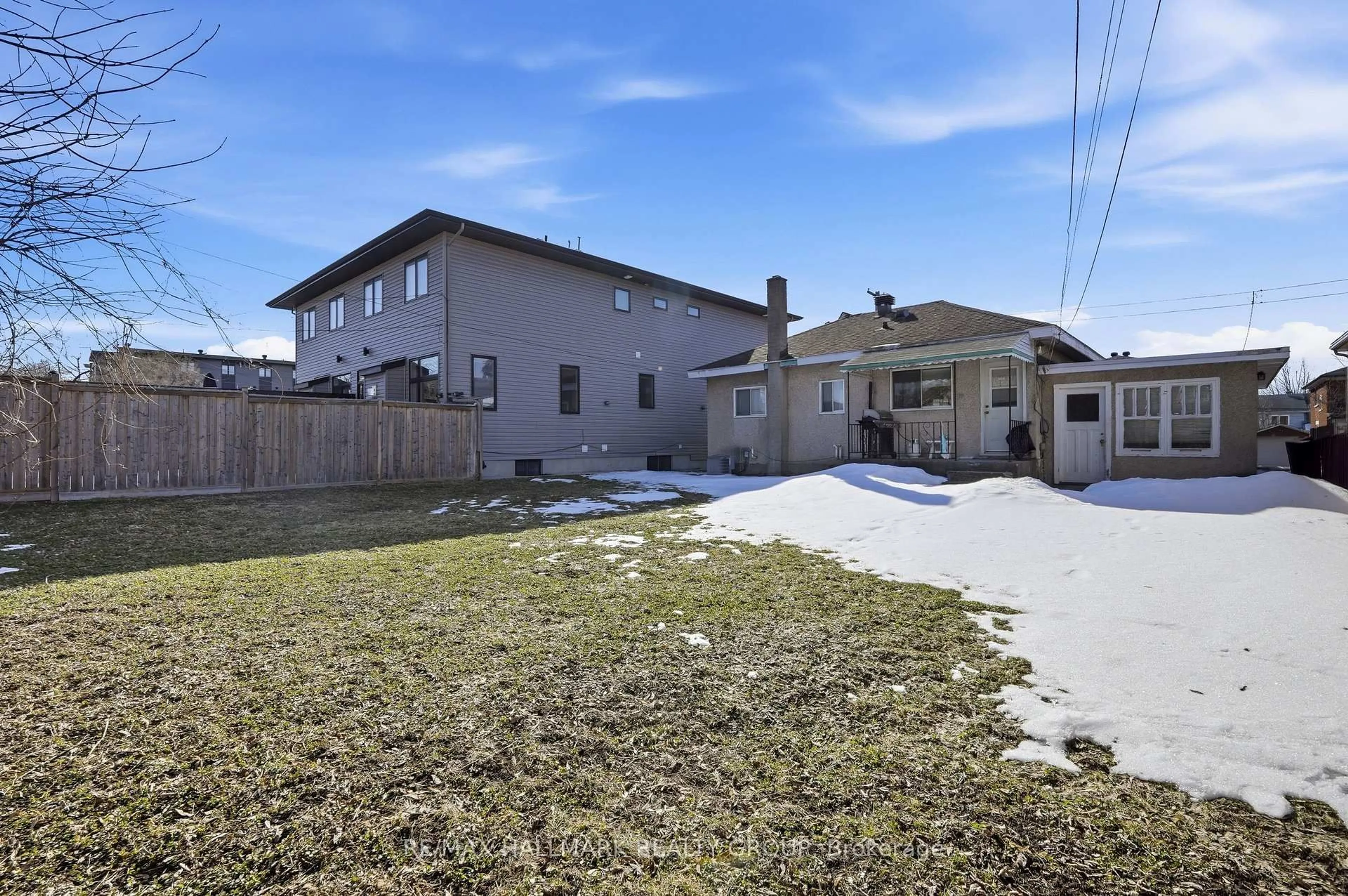 A pic from outside/outdoor area/front of a property/back of a property/a pic from drone, street for 211 Columbus Ave, Ottawa Ontario K1K 1P7