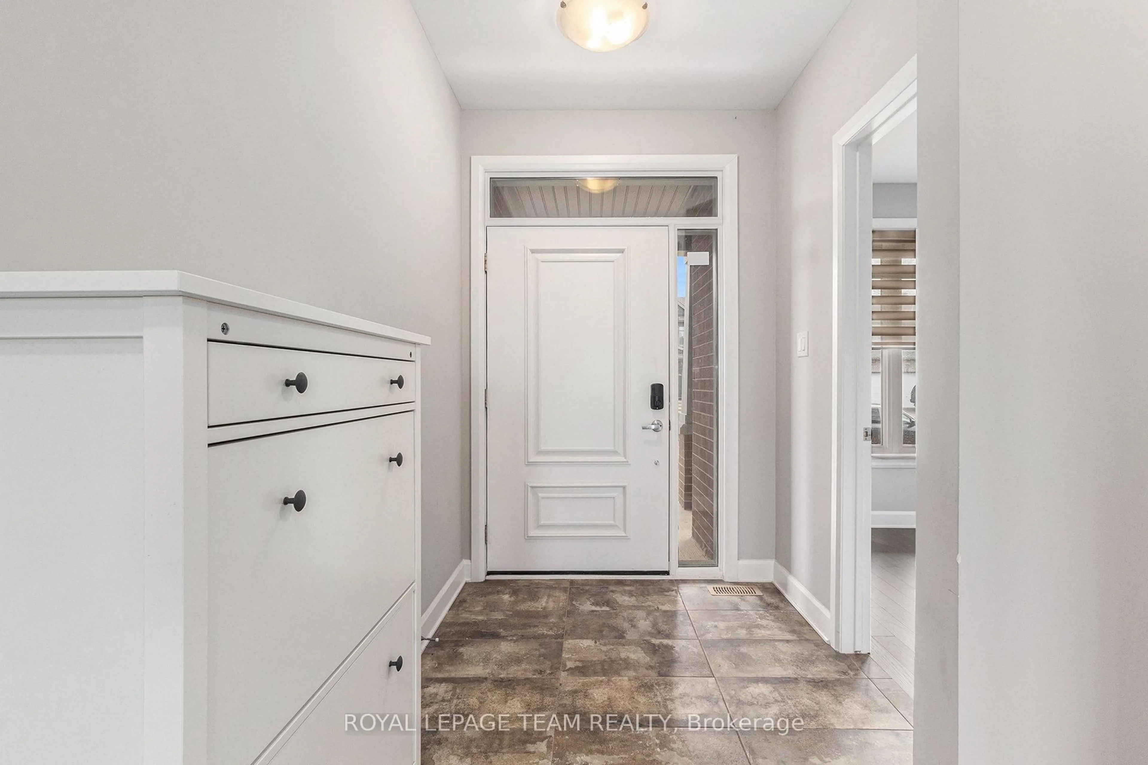 Indoor entryway for 659 Parkview Terr, Russell Ontario K4R 0C7