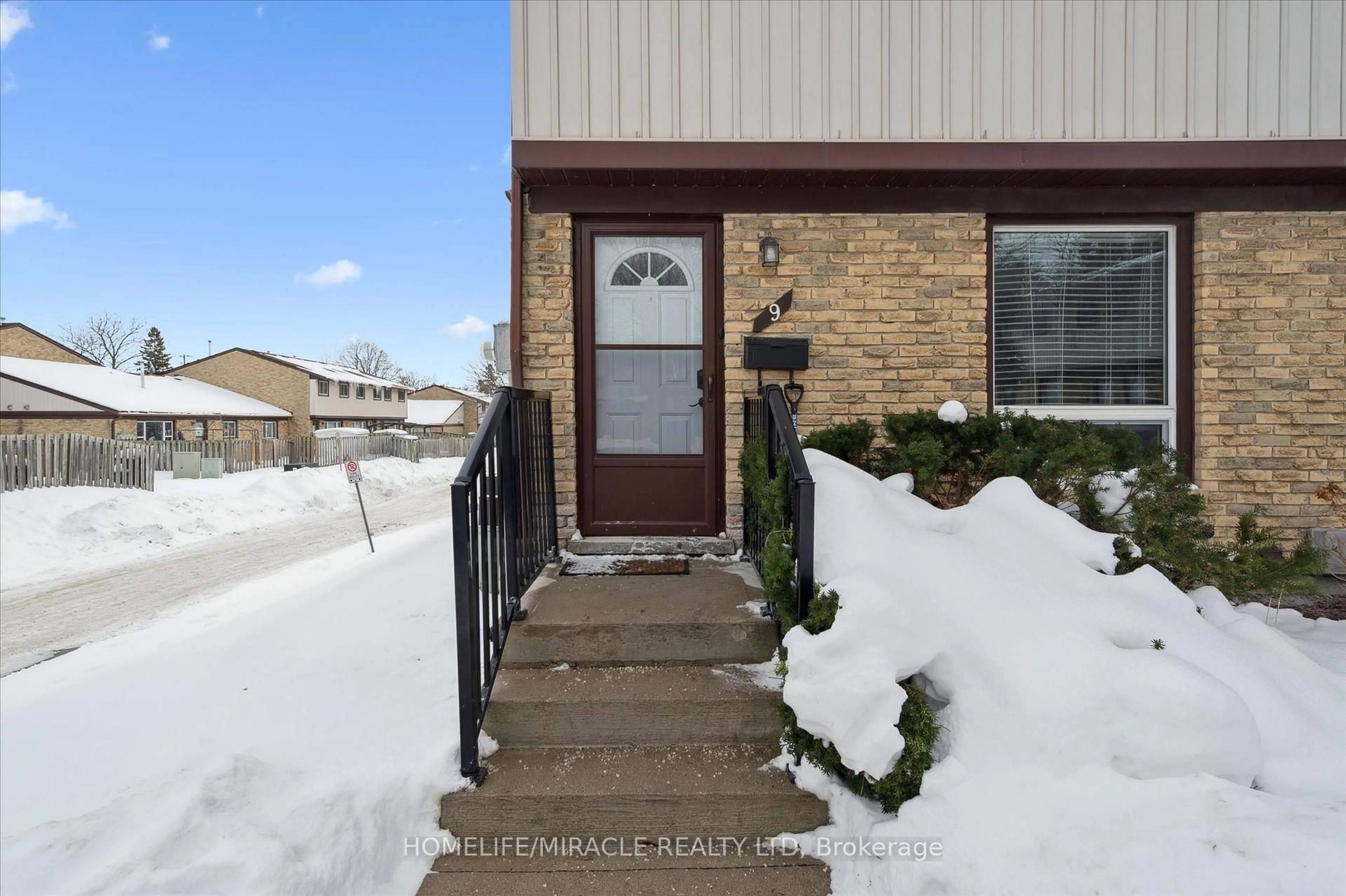 Indoor entryway for 210 Glamis Rd #9, Cambridge Ontario N1R 6L3