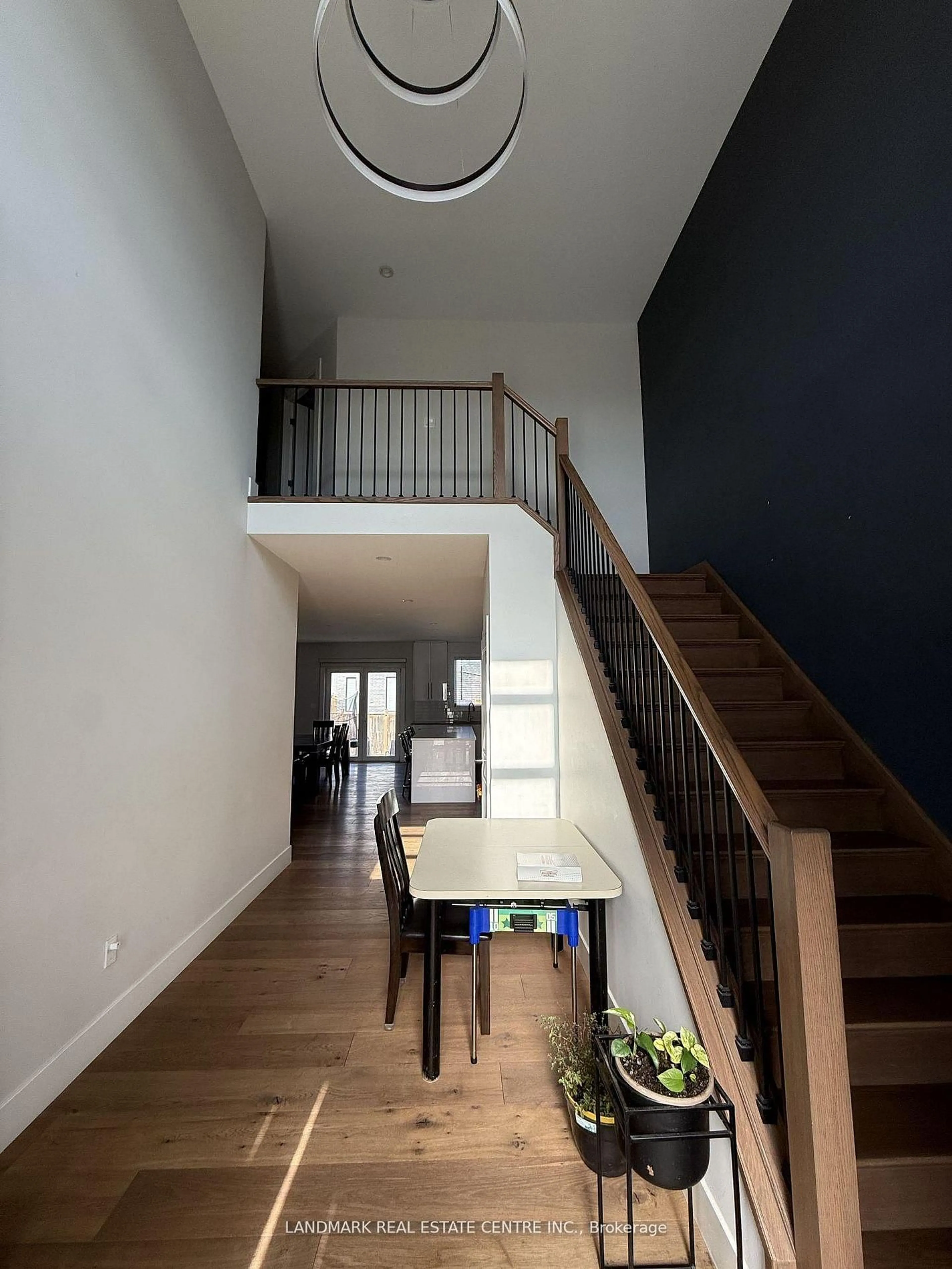 Indoor foyer for 2170 Debra Dr, London South Ontario N6P 0E5