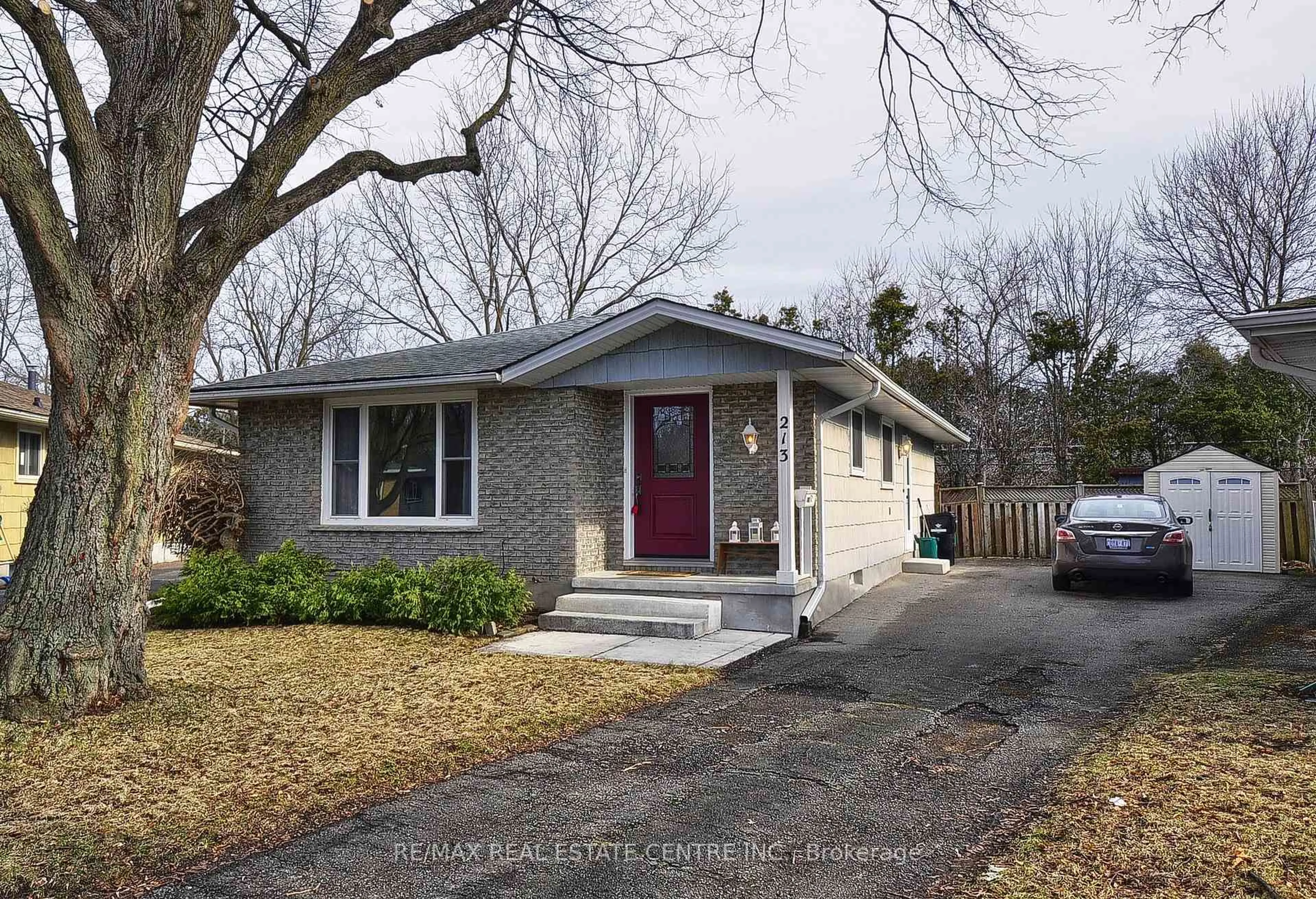 Home with brick exterior material, street for 213 Park Ave, Cambridge Ontario N1S 2S5