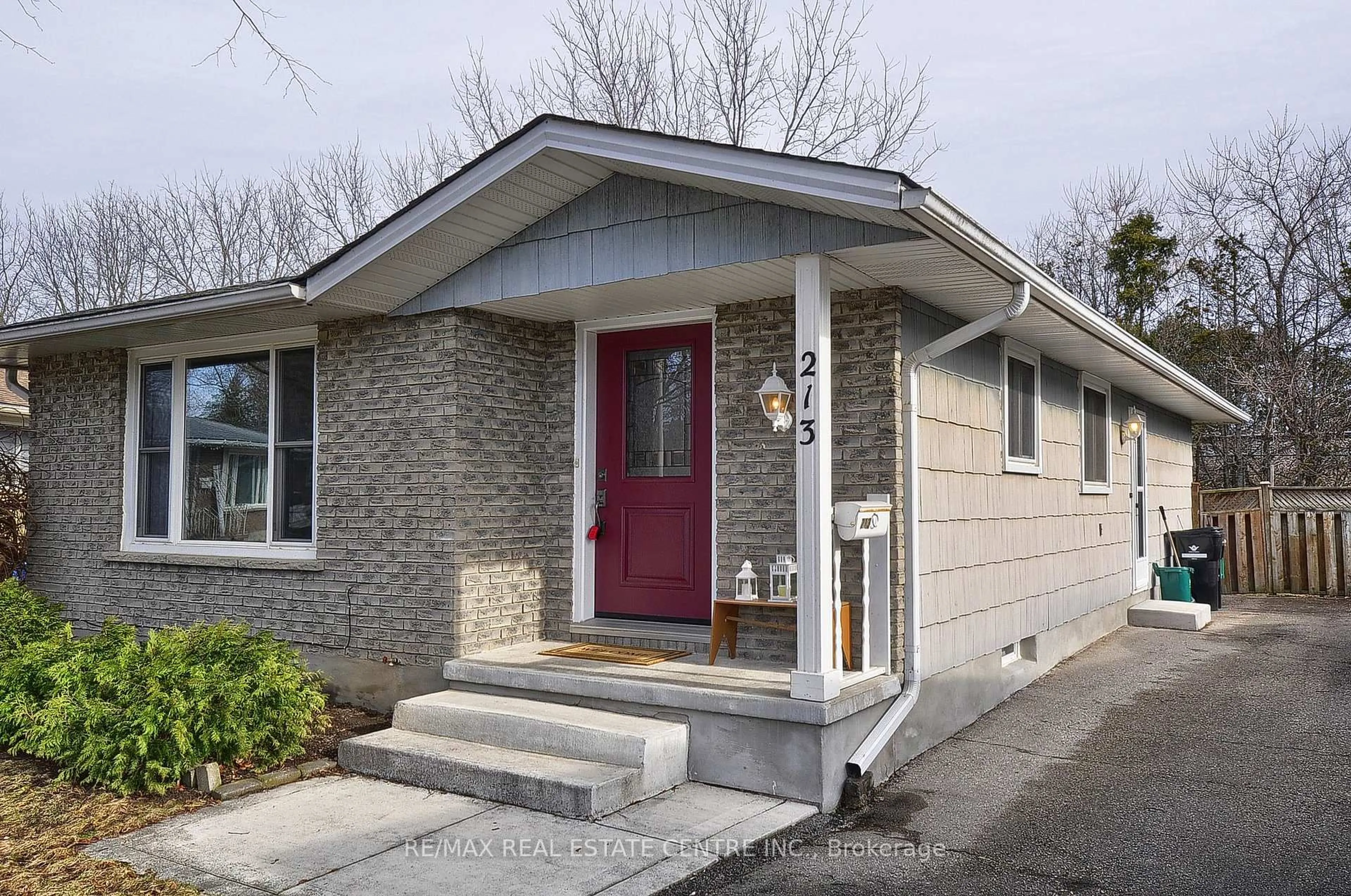 Home with brick exterior material, street for 213 Park Ave, Cambridge Ontario N1S 2S5