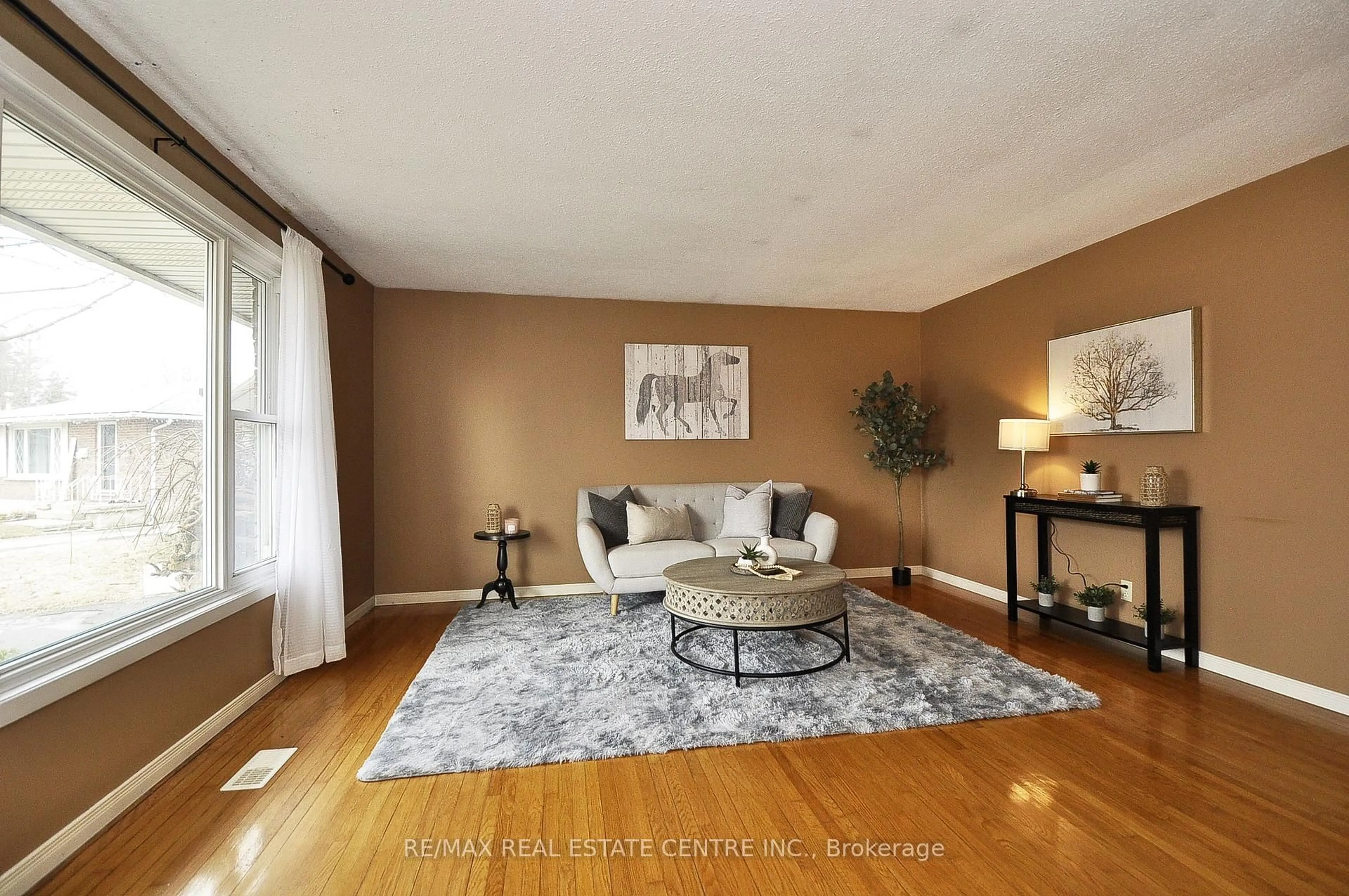 Living room with furniture, unknown for 213 Park Ave, Cambridge Ontario N1S 2S5