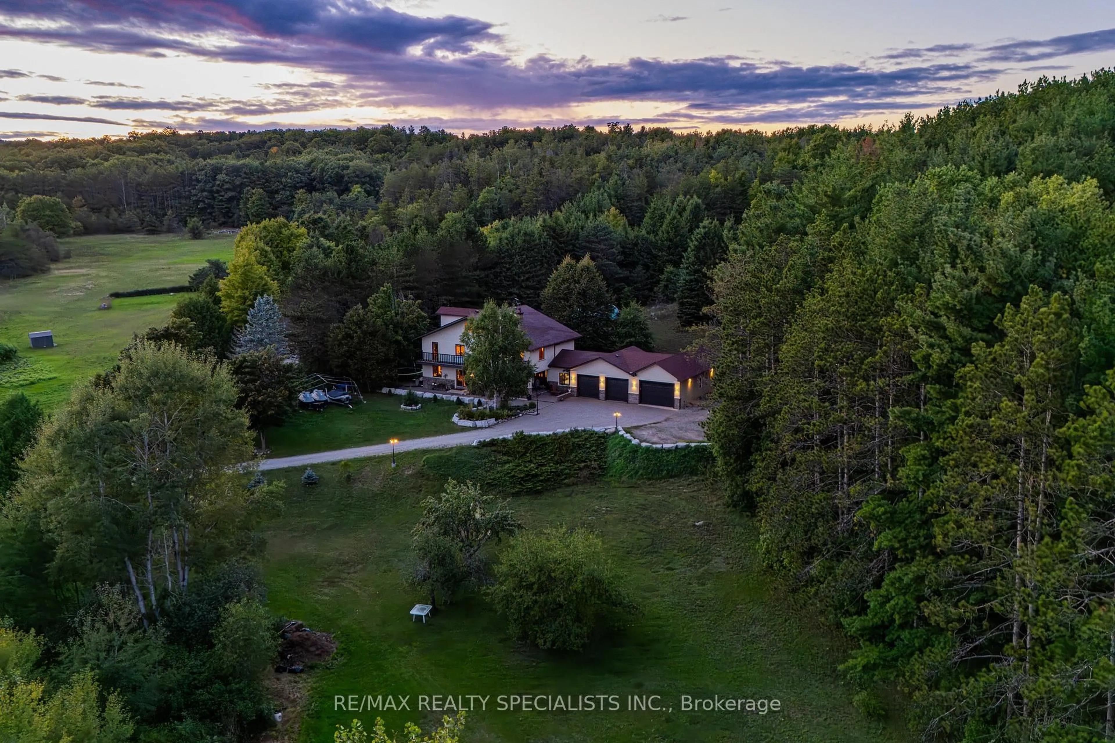 A pic from outside/outdoor area/front of a property/back of a property/a pic from drone, unknown for 428217 25th Side Rd, Mono Ontario L9V 1G1