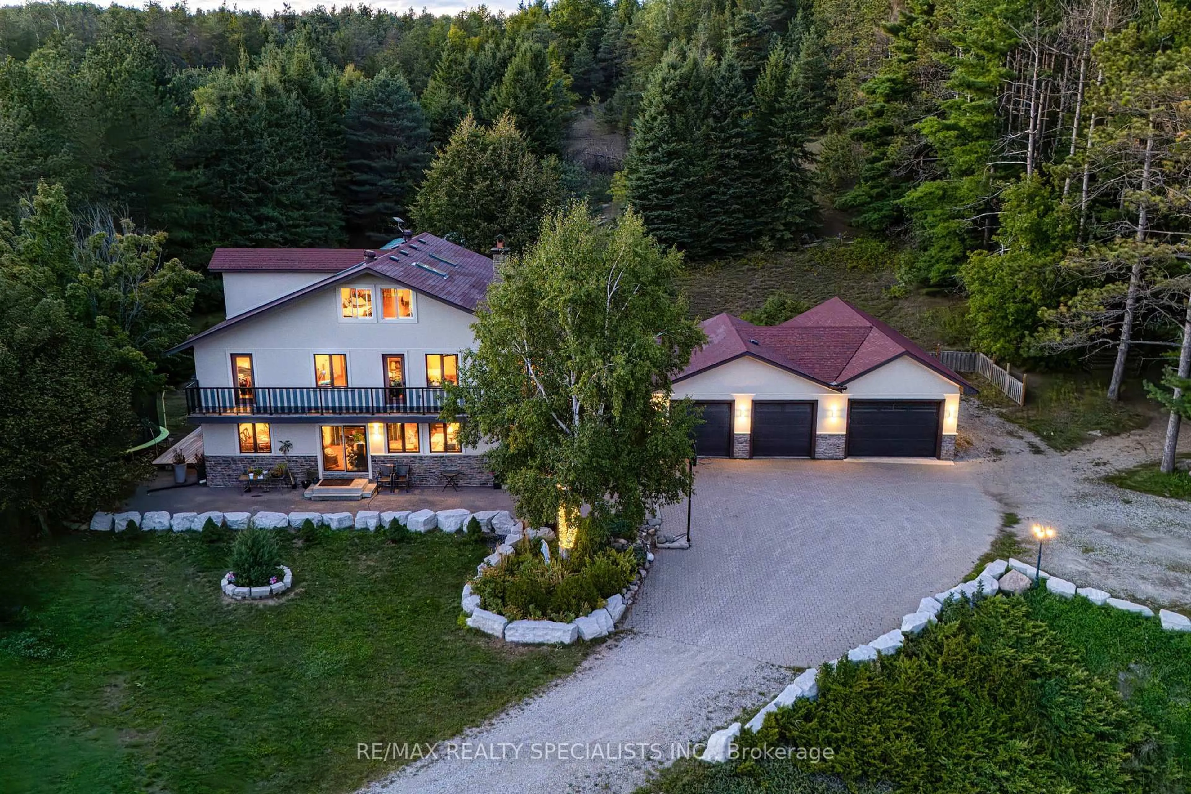 A pic from outside/outdoor area/front of a property/back of a property/a pic from drone, unknown for 428217 25th Side Rd, Mono Ontario L9V 1G1