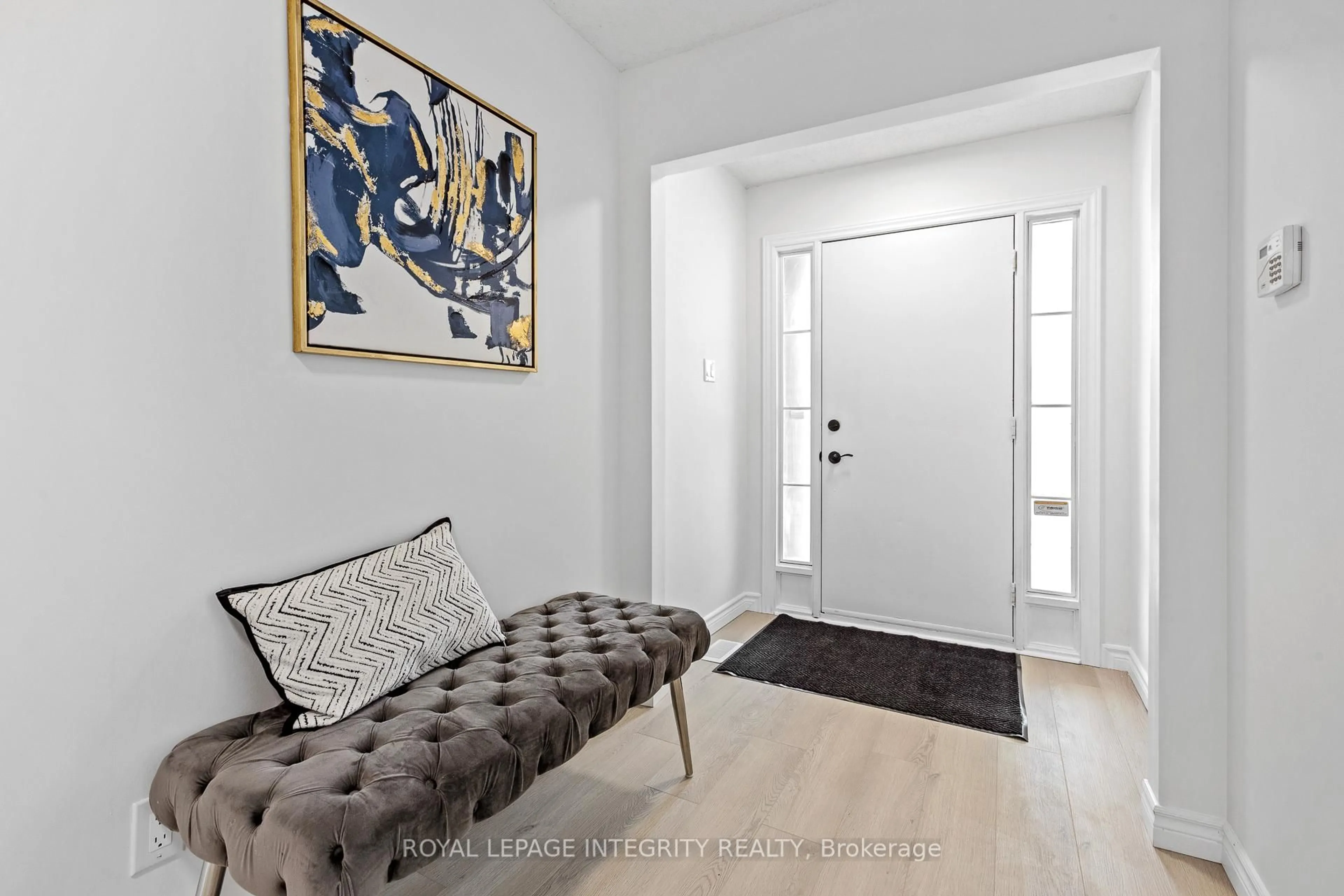 Indoor entryway for 6368 Viseneau Dr, Orleans Ontario K1C 2J2