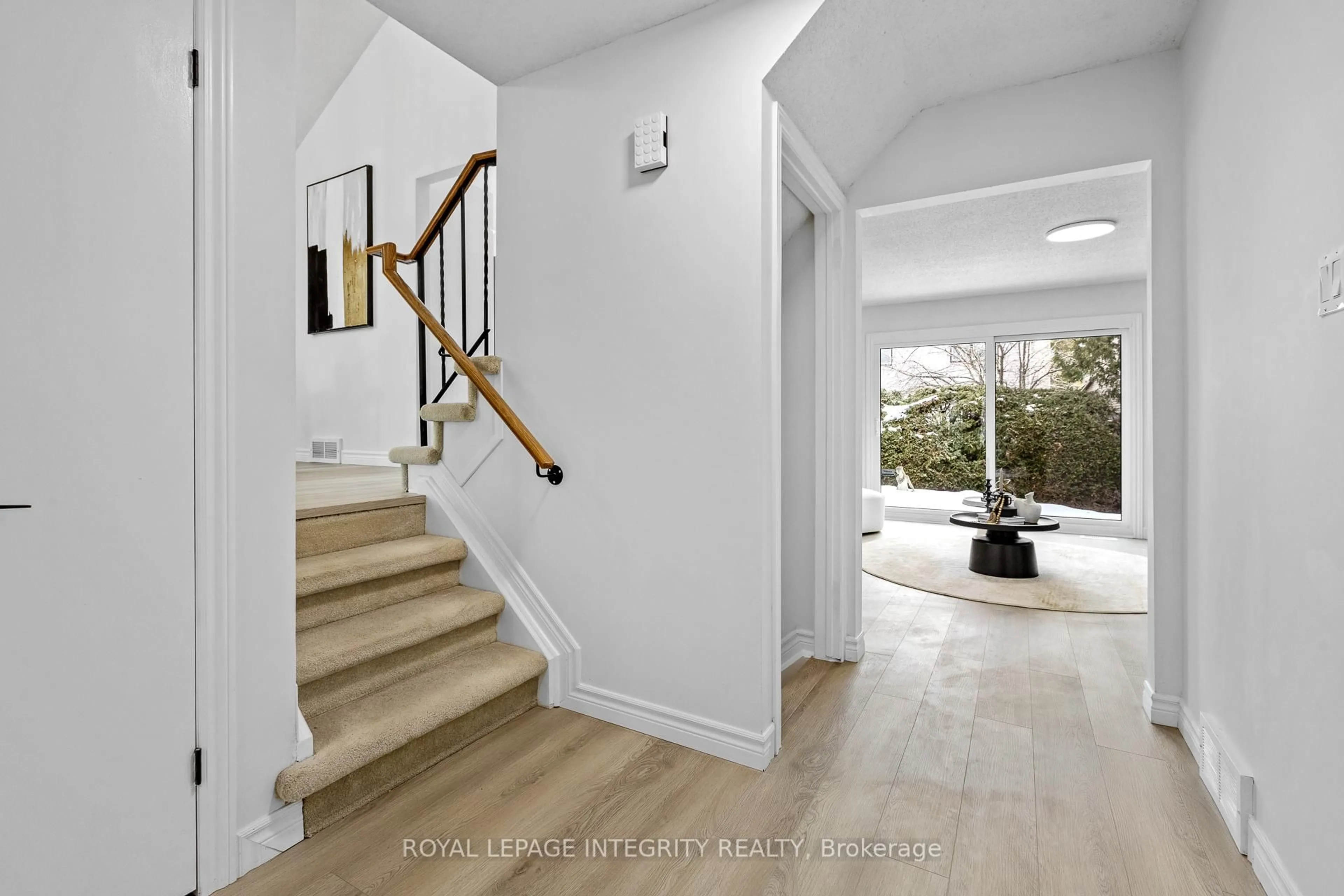 Indoor entryway for 6368 Viseneau Dr, Orleans Ontario K1C 2J2