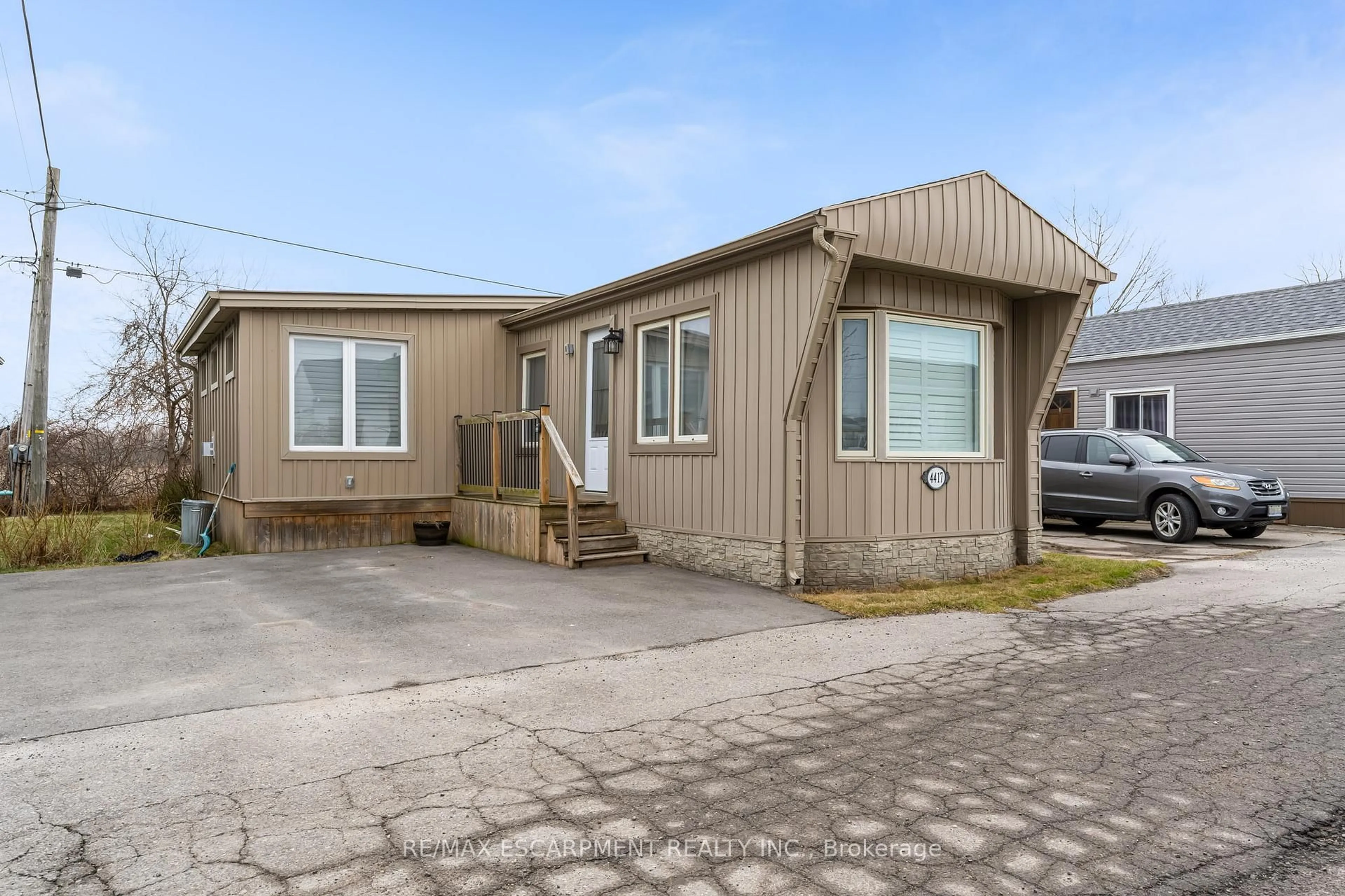 Home with vinyl exterior material, street for 4417 Timothy Lane, Lincoln Ontario L0R 1B1