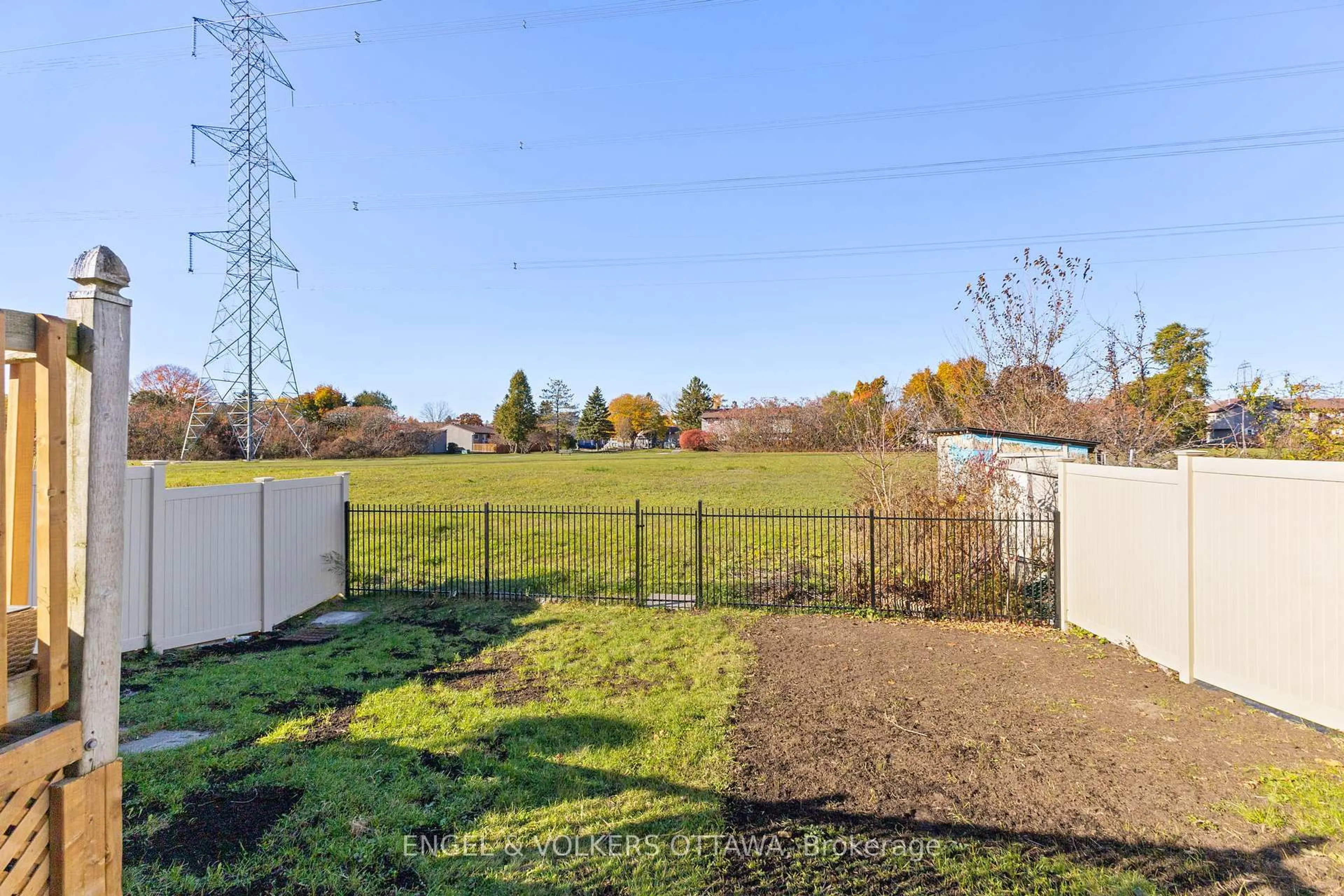 A pic from outside/outdoor area/front of a property/back of a property/a pic from drone, unknown for 47 Benlea Dr, Ottawa Ontario K2G 4A3