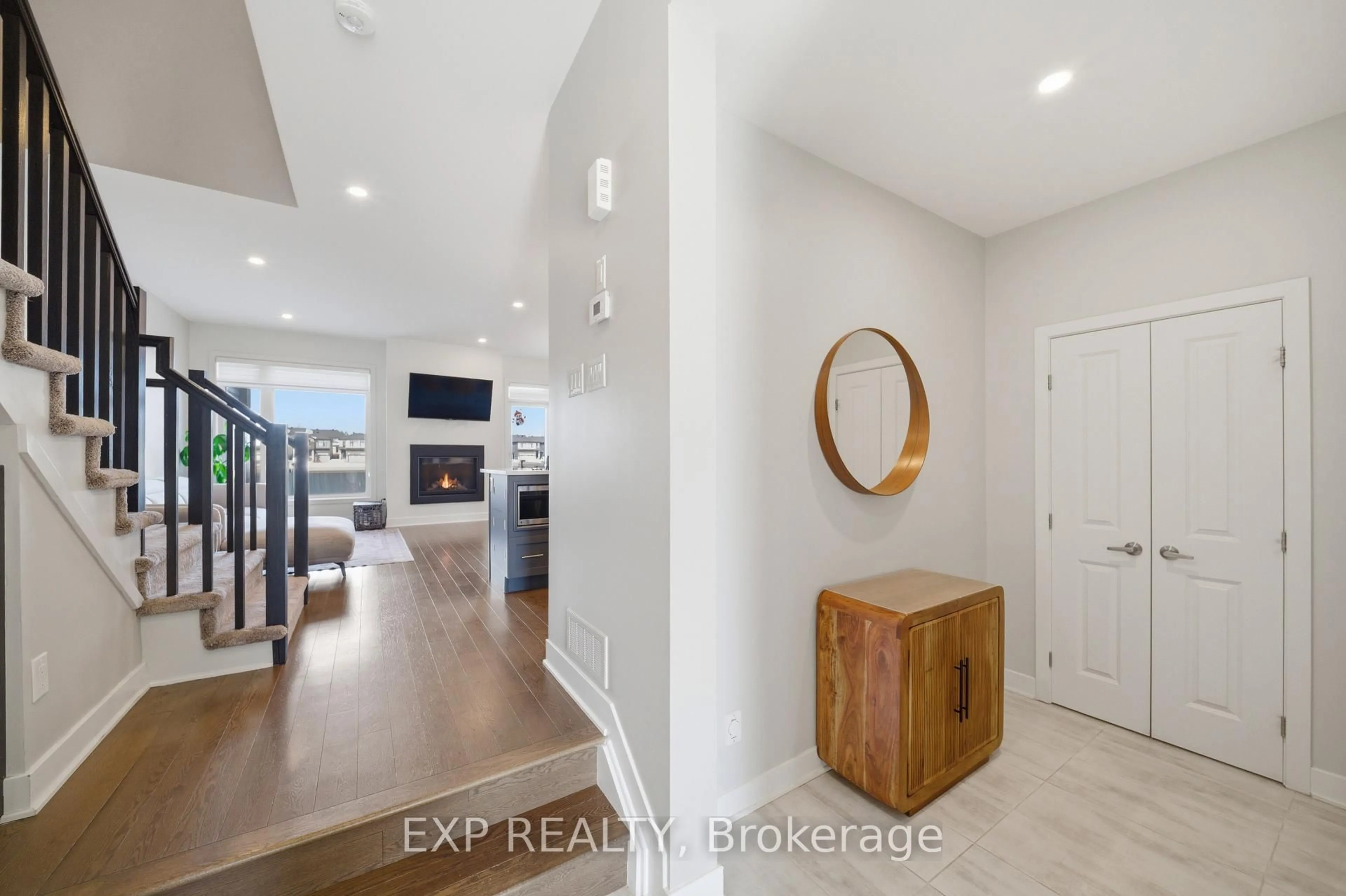 Indoor entryway for 177 Longworth Ave, Ottawa Ontario K1T 0T2