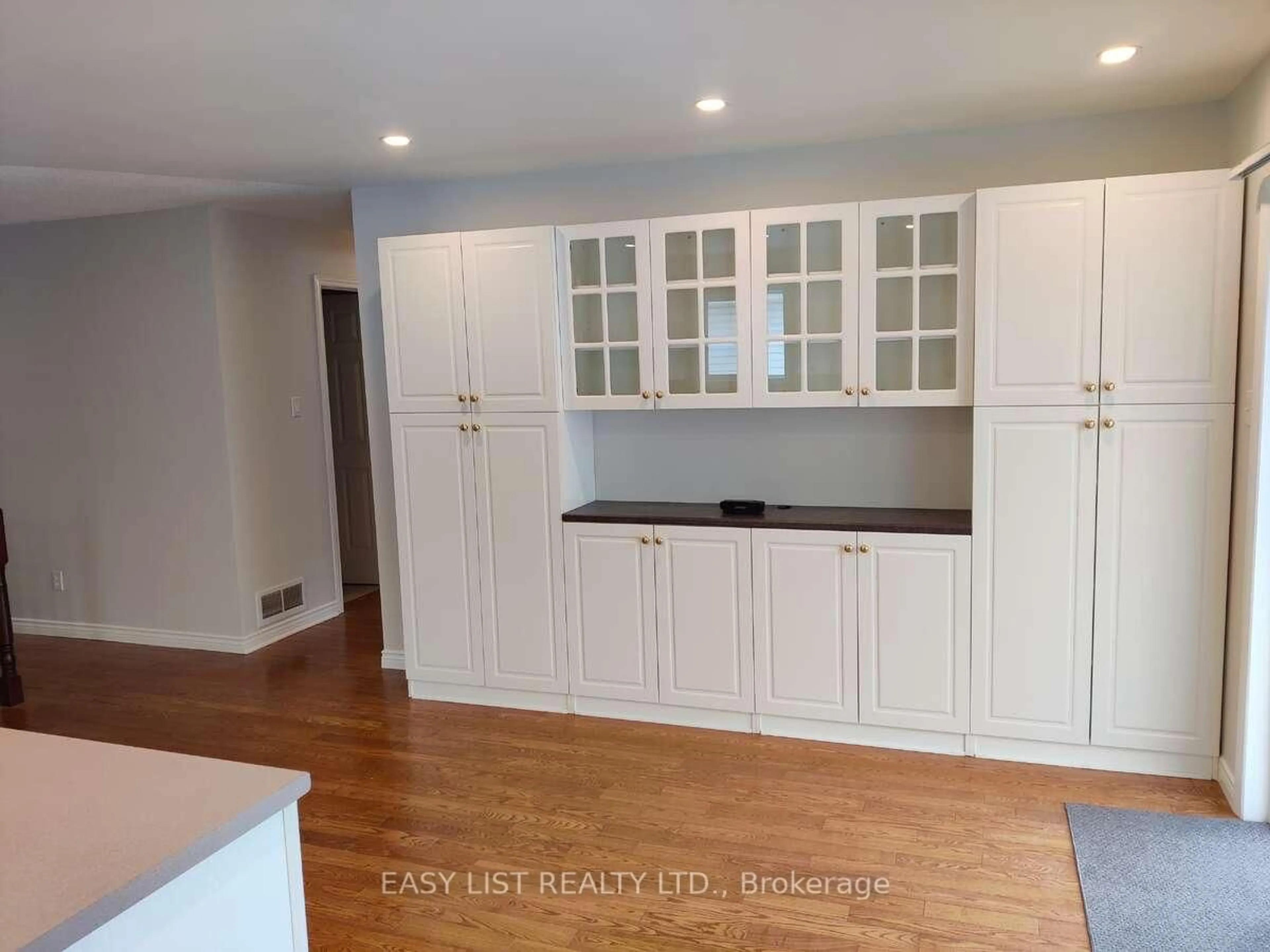 Open concept kitchen, wood/laminate floor for 16 Fairview Cres, Arnprior Ontario K7S 3V7