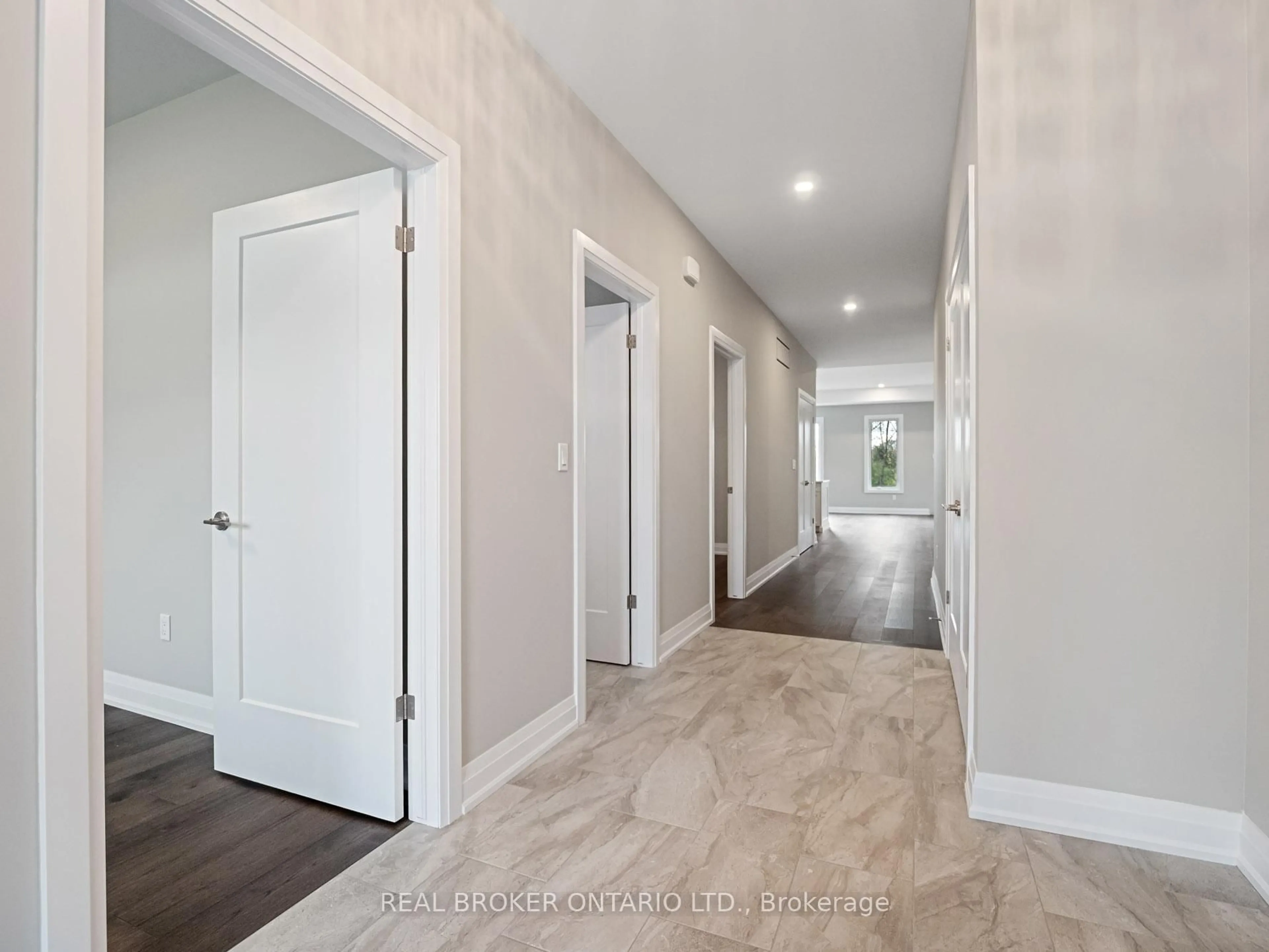 Indoor entryway for 149 Willowbrook Dr, Welland Ontario L3C 0G2