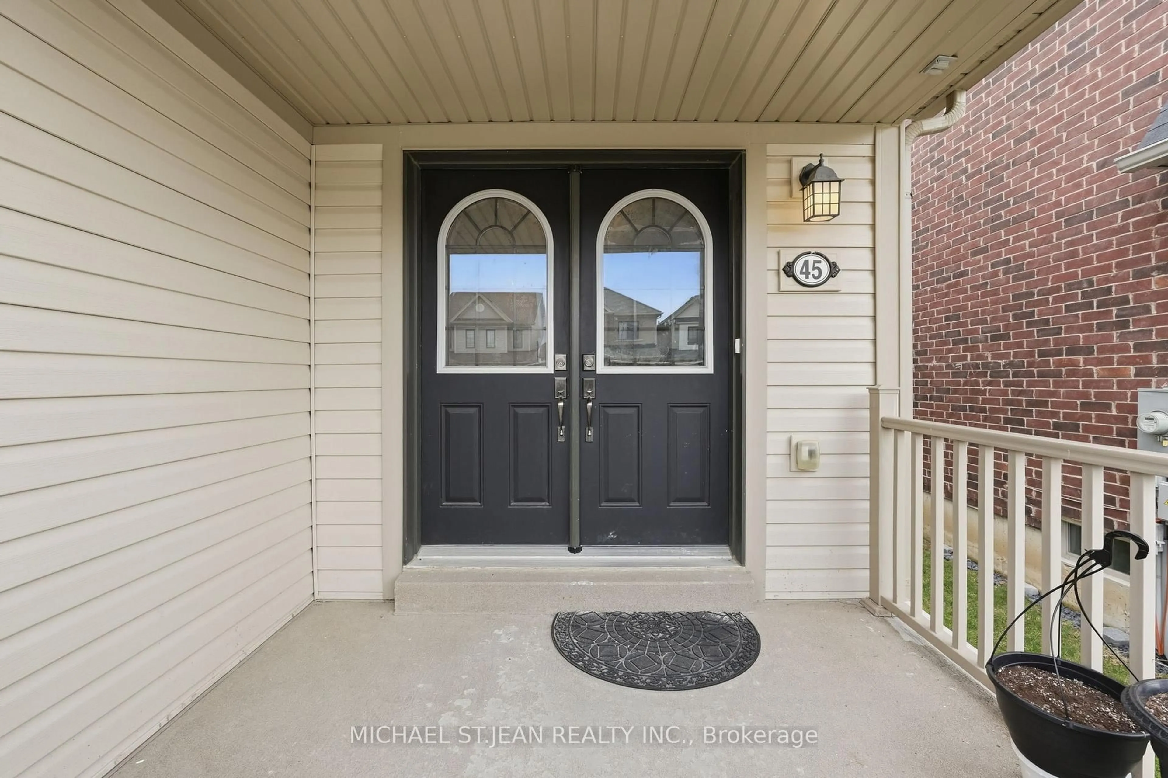 Indoor entryway for 45 Kelso Dr, Haldimand Ontario N3W 0B7