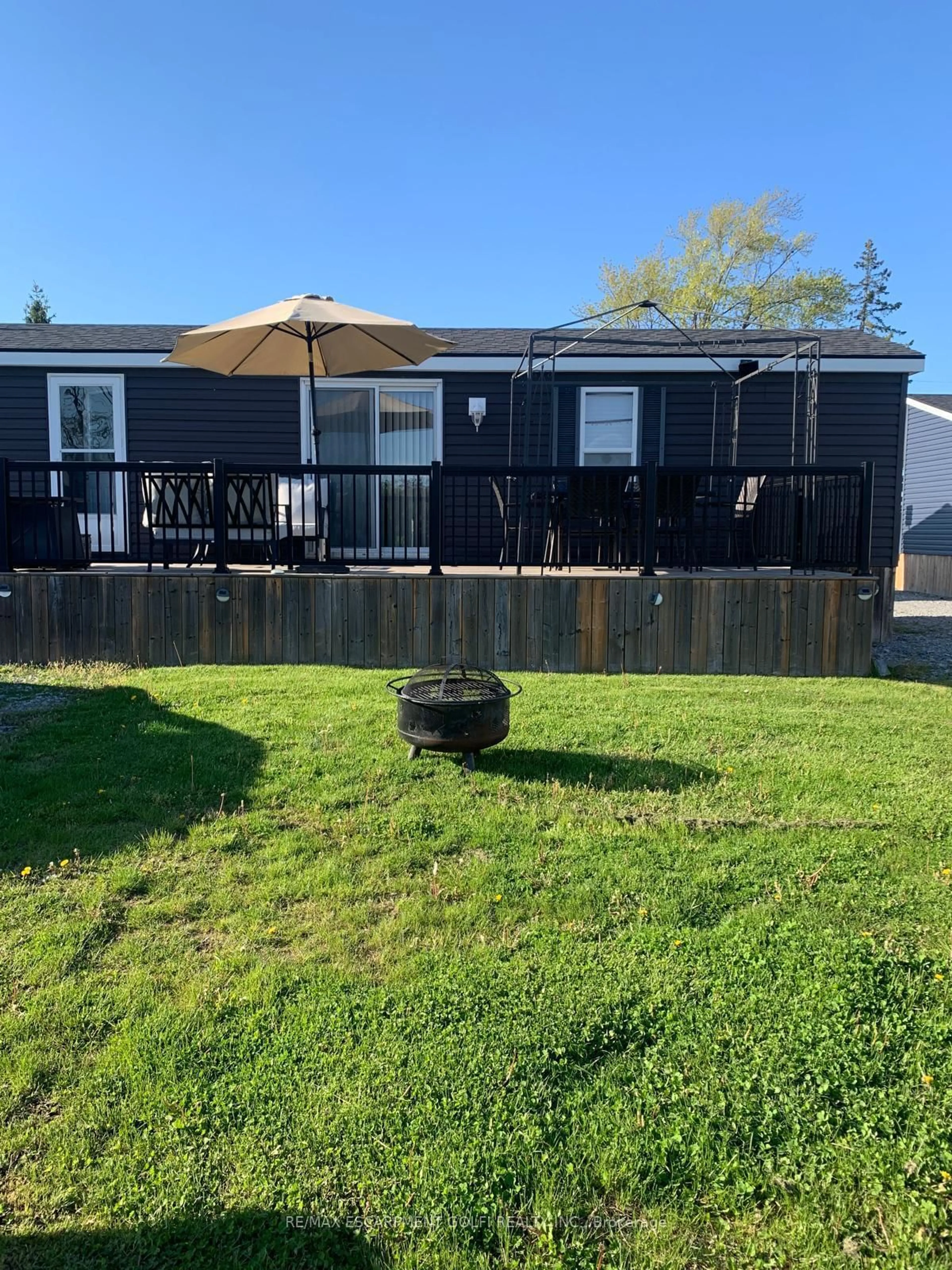 A pic from outside/outdoor area/front of a property/back of a property/a pic from drone, unknown for 1501 Line 8 Rd #502, Niagara-on-the-Lake Ontario L0S 1J0