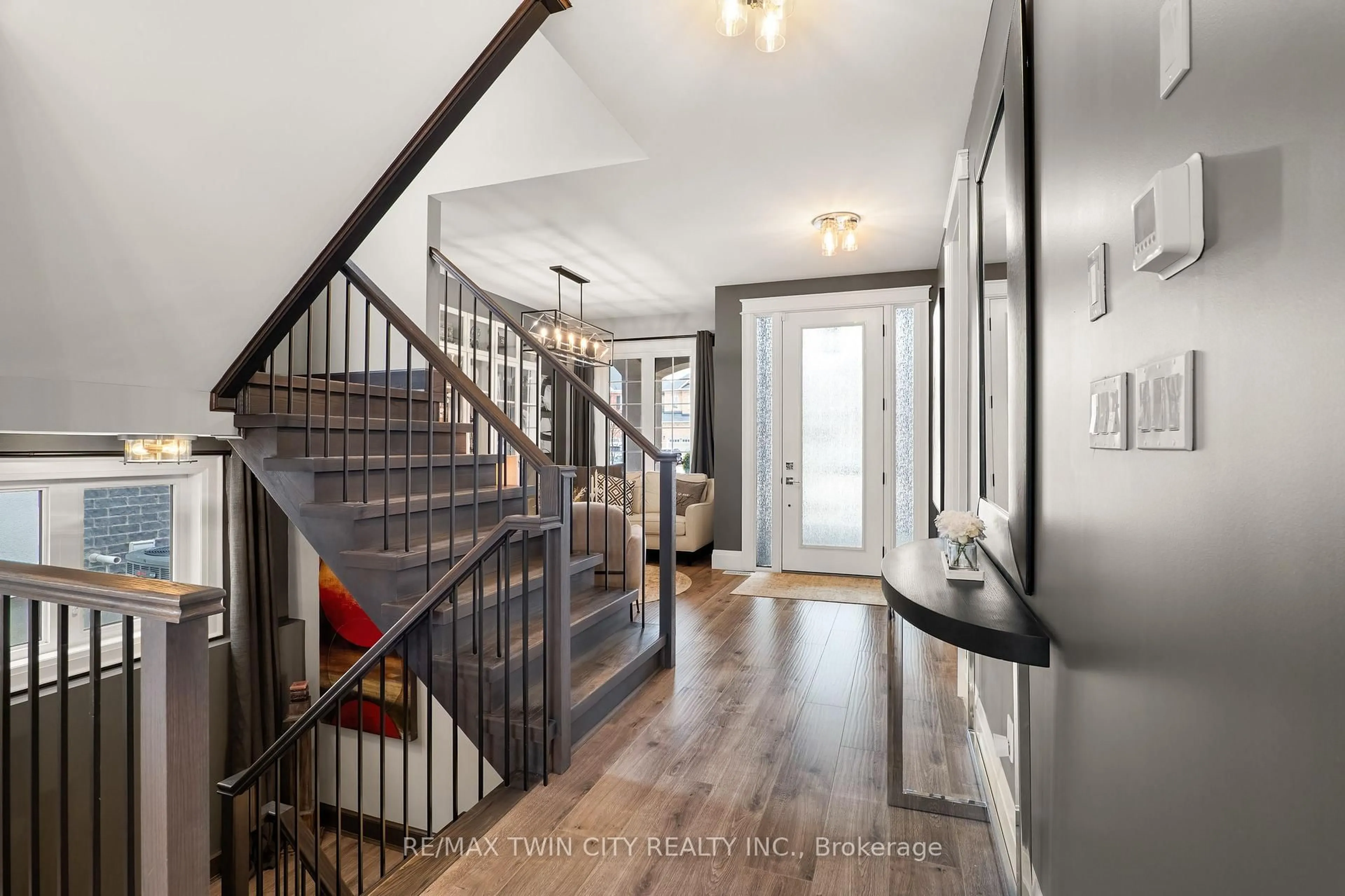 Indoor entryway for 517 Blair Creek Dr, Kitchener Ontario N2P 0H5