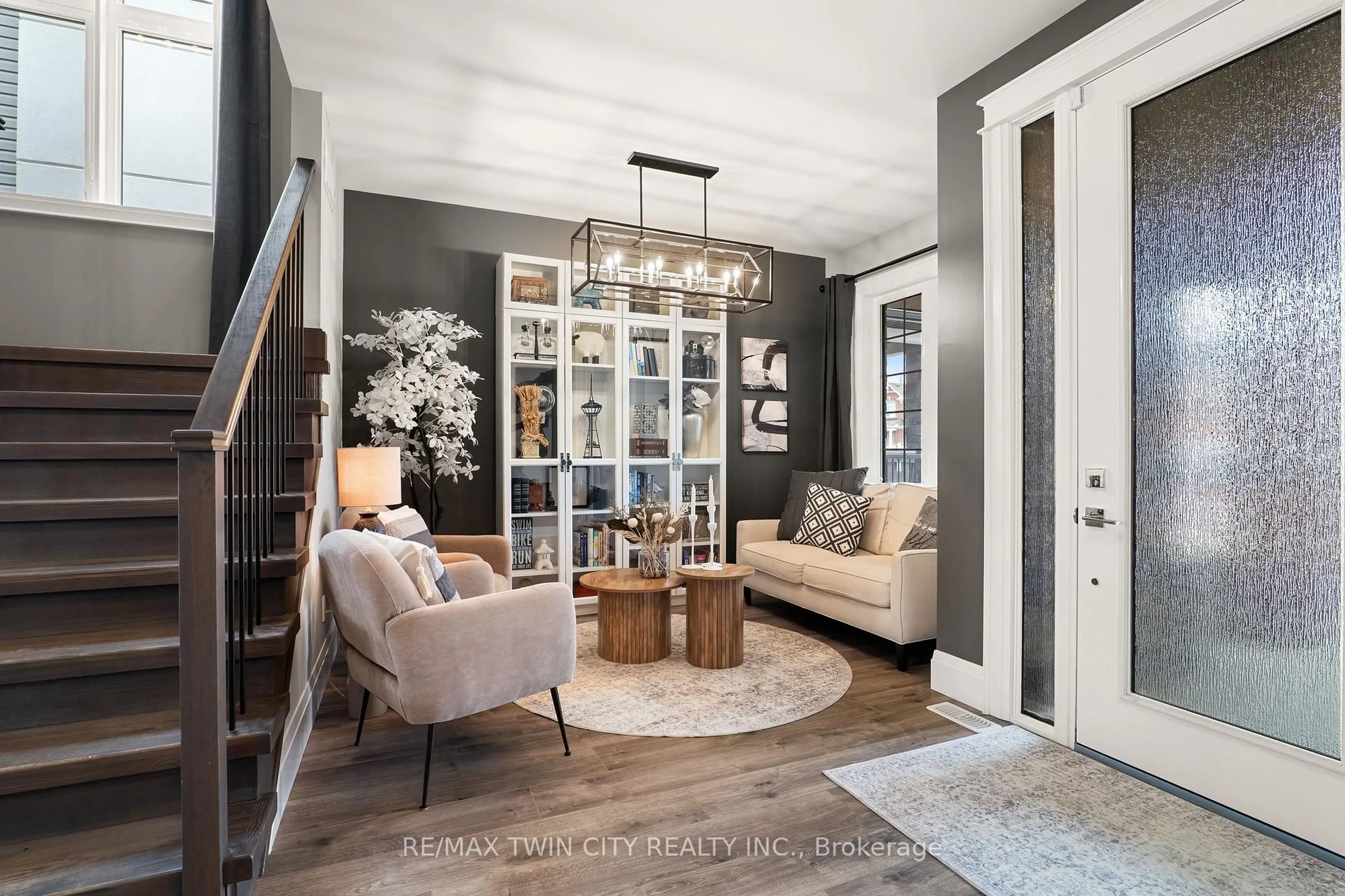 Indoor entryway for 517 Blair Creek Dr, Kitchener Ontario N2P 0H5