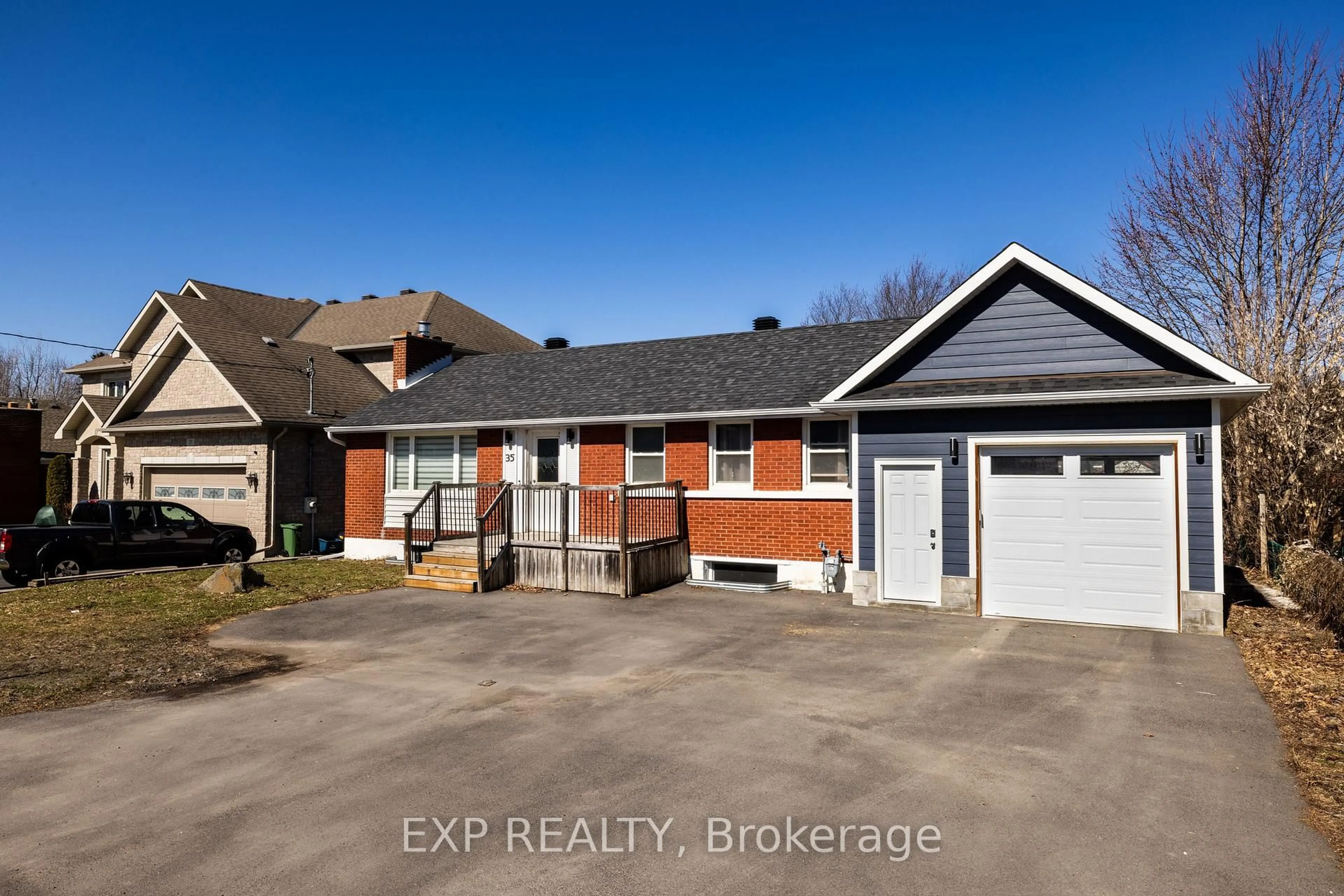 A pic from outside/outdoor area/front of a property/back of a property/a pic from drone, street for 35 Withrow Ave, Ottawa Ontario K2G 2H7