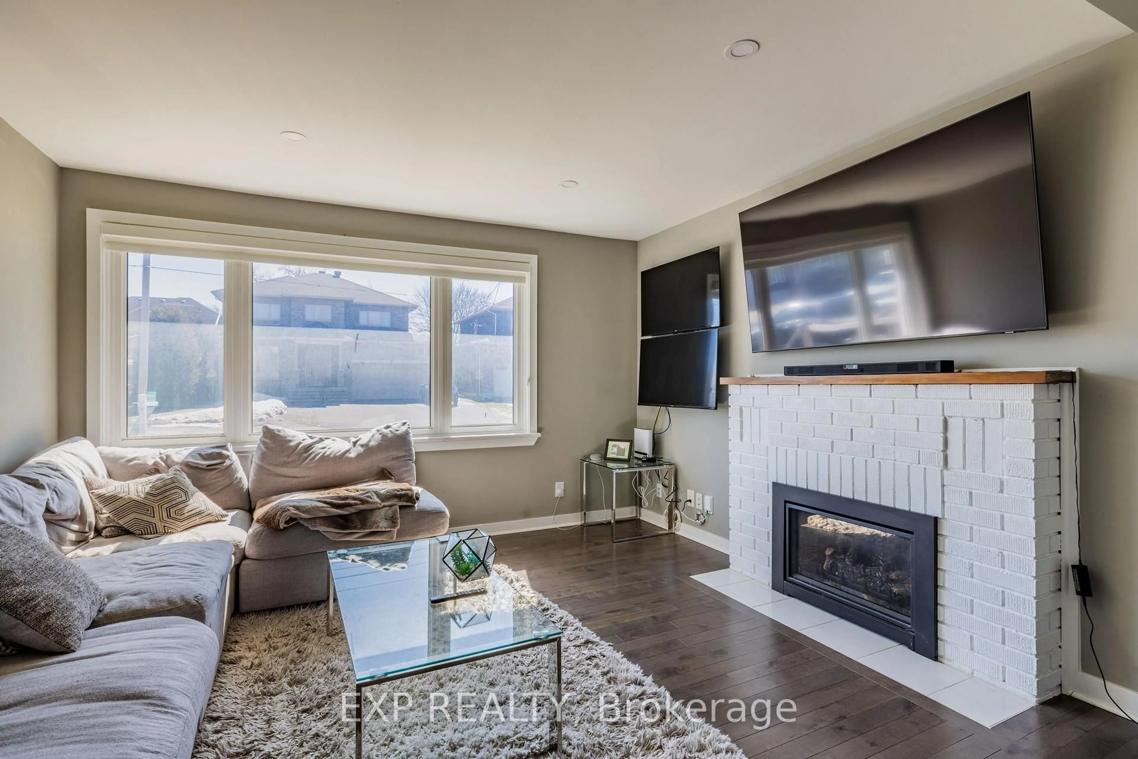 Living room with furniture, unknown for 35 Withrow Ave, Ottawa Ontario K2G 2H7