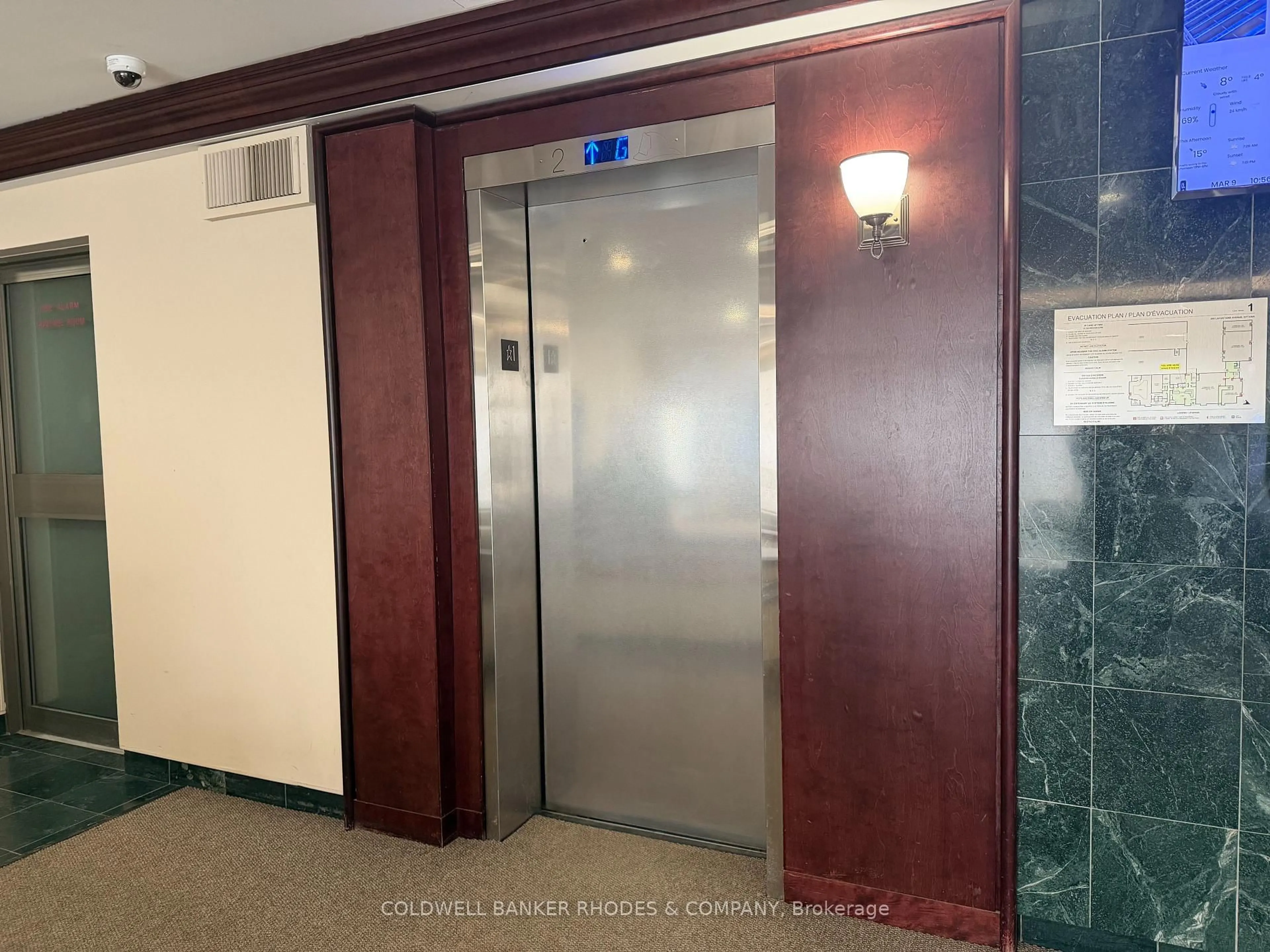 Indoor foyer for 200 Lafontaine Ave #1203, Ottawa Ontario K1L 8K8