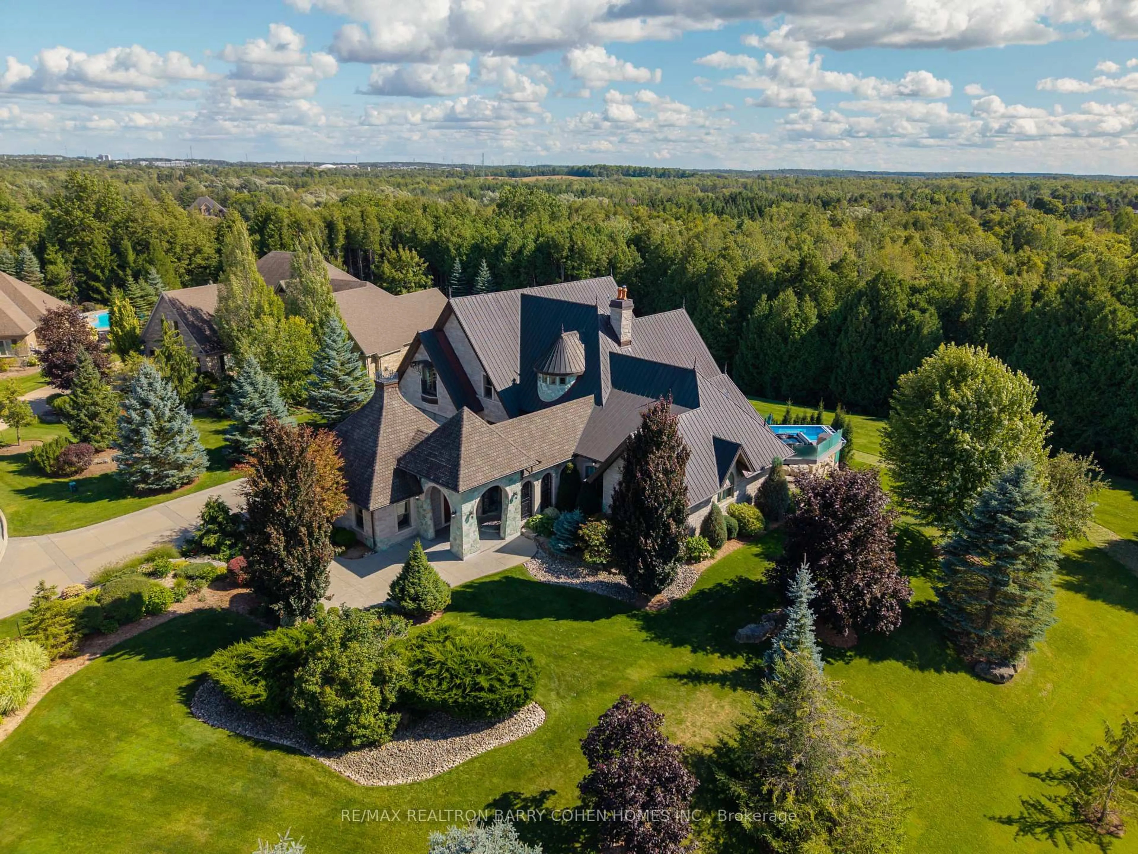 A pic from outside/outdoor area/front of a property/back of a property/a pic from drone, unknown for 35 Daymond Dr, Puslinch Ontario N0B 2J0