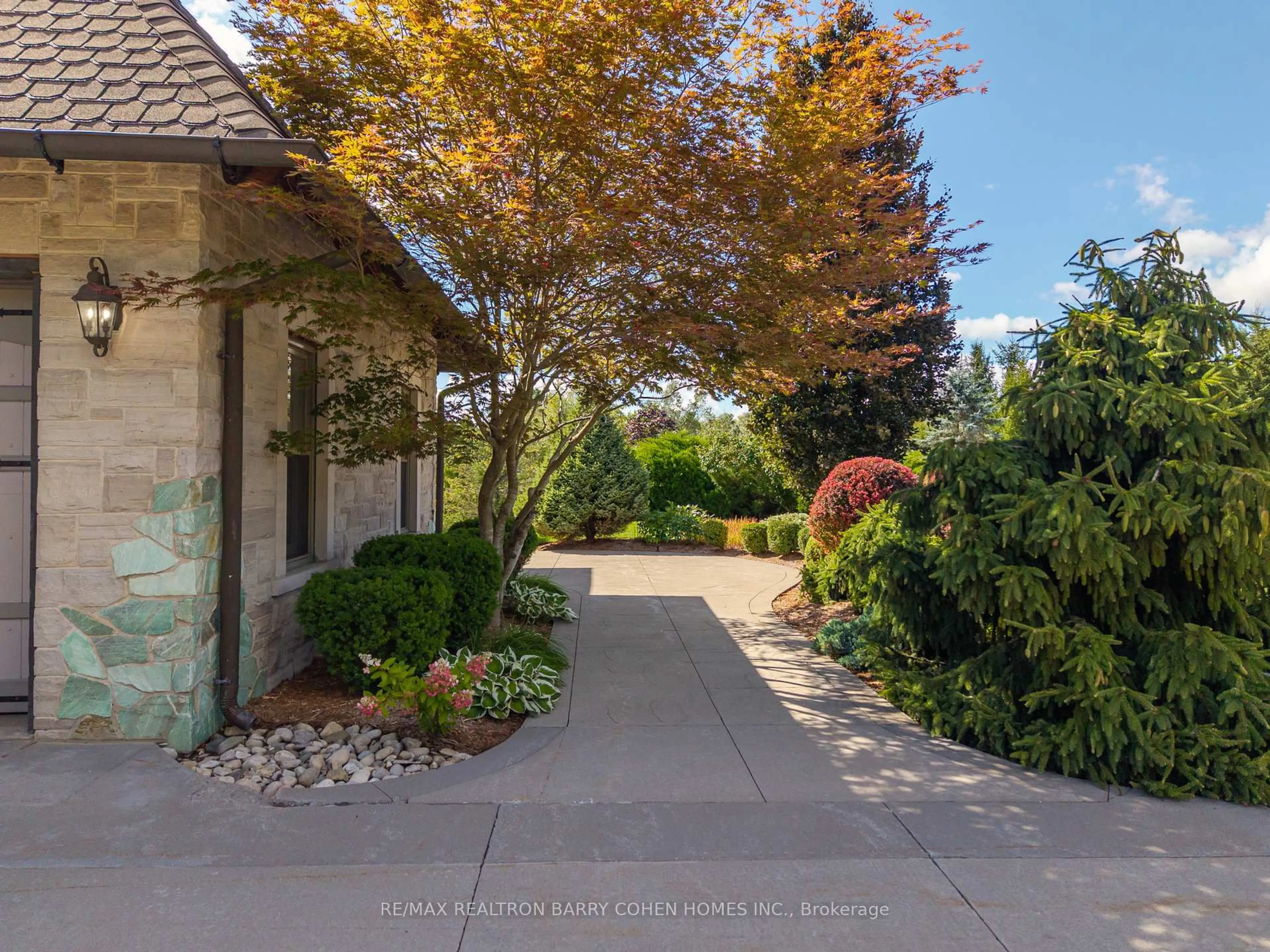 Patio, street for 35 Daymond Dr, Puslinch Ontario N0B 2J0