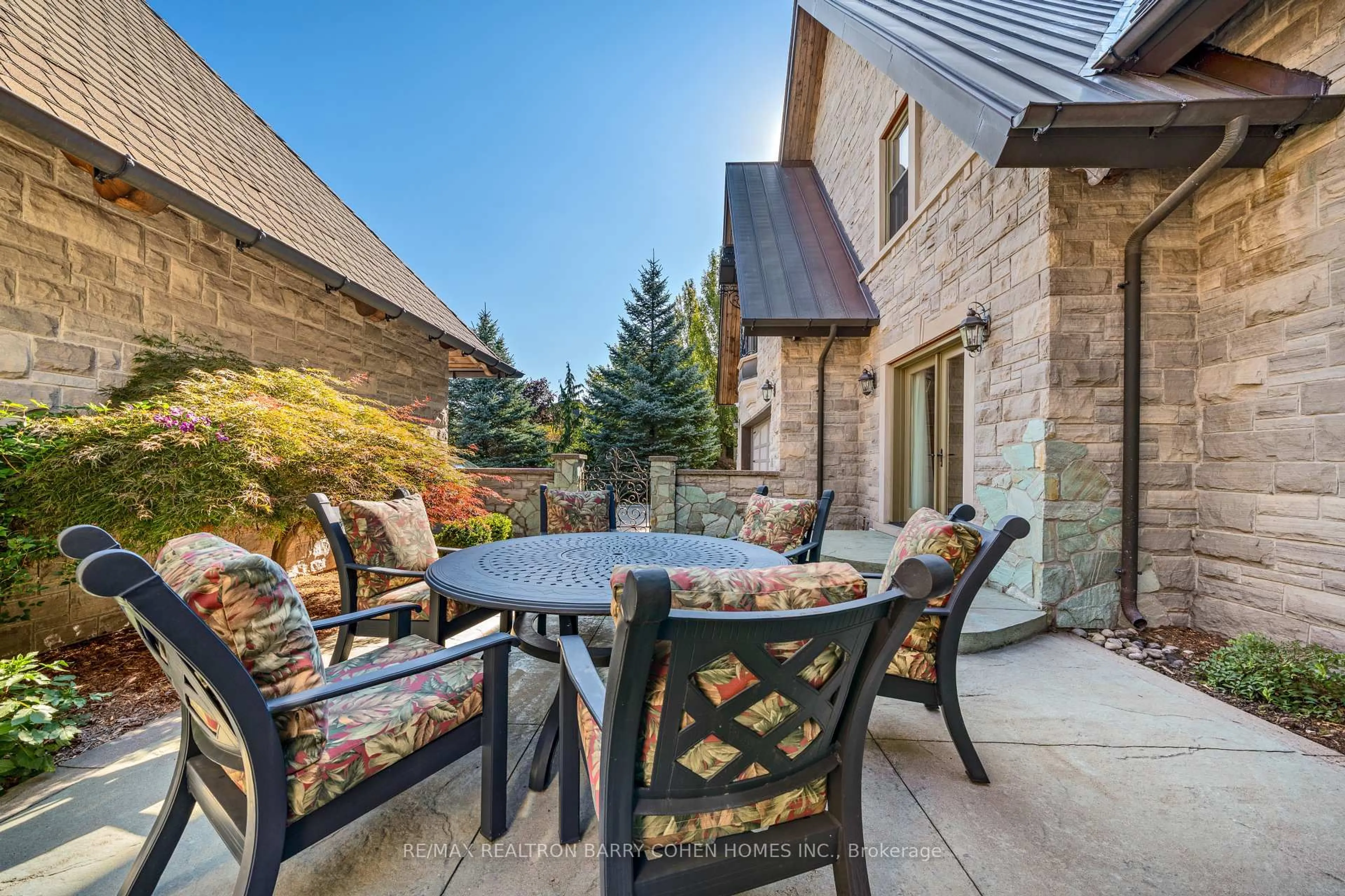 Patio, street for 35 Daymond Dr, Puslinch Ontario N0B 2J0