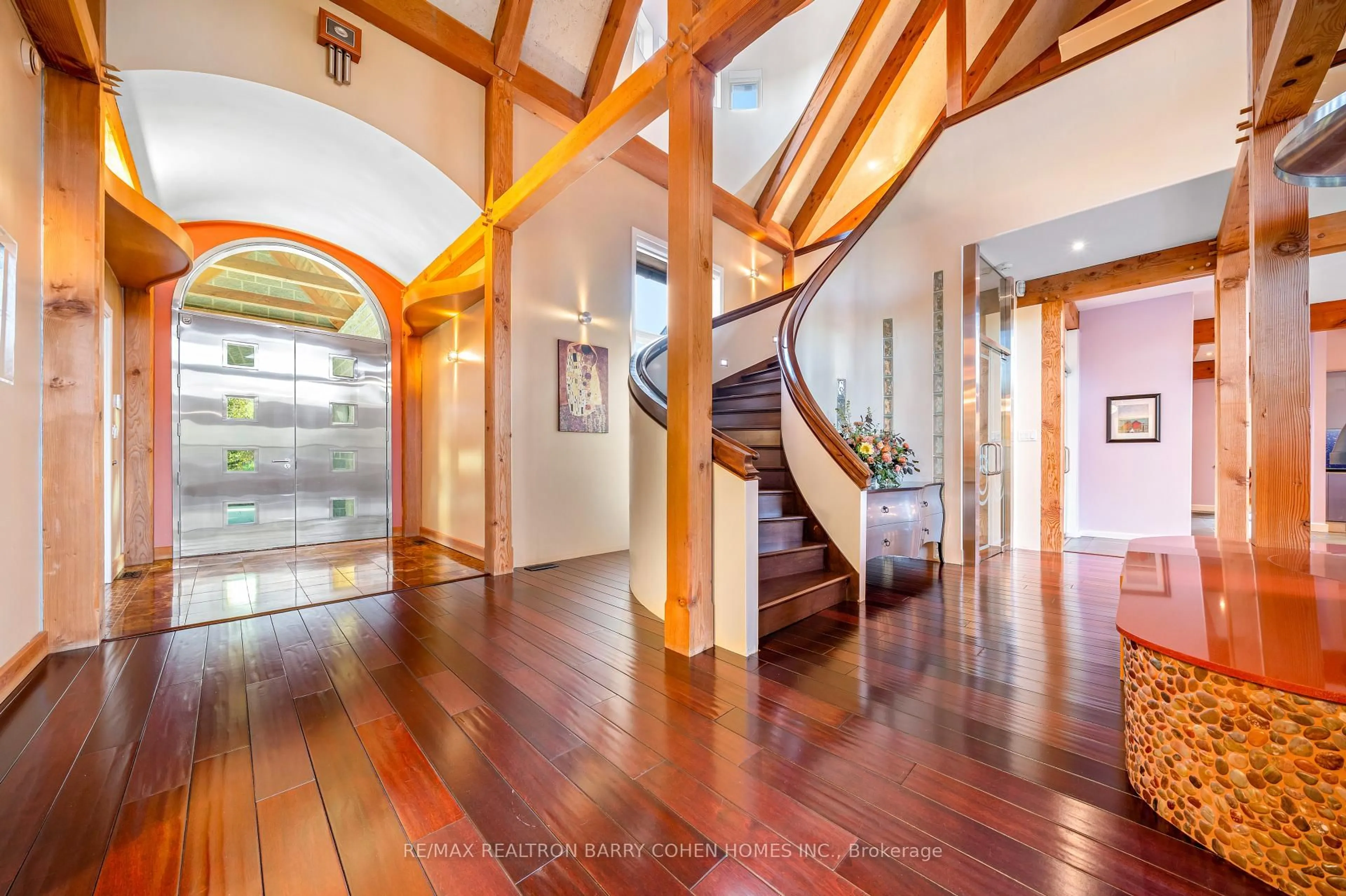 Indoor foyer for 35 Daymond Dr, Puslinch Ontario N0B 2J0